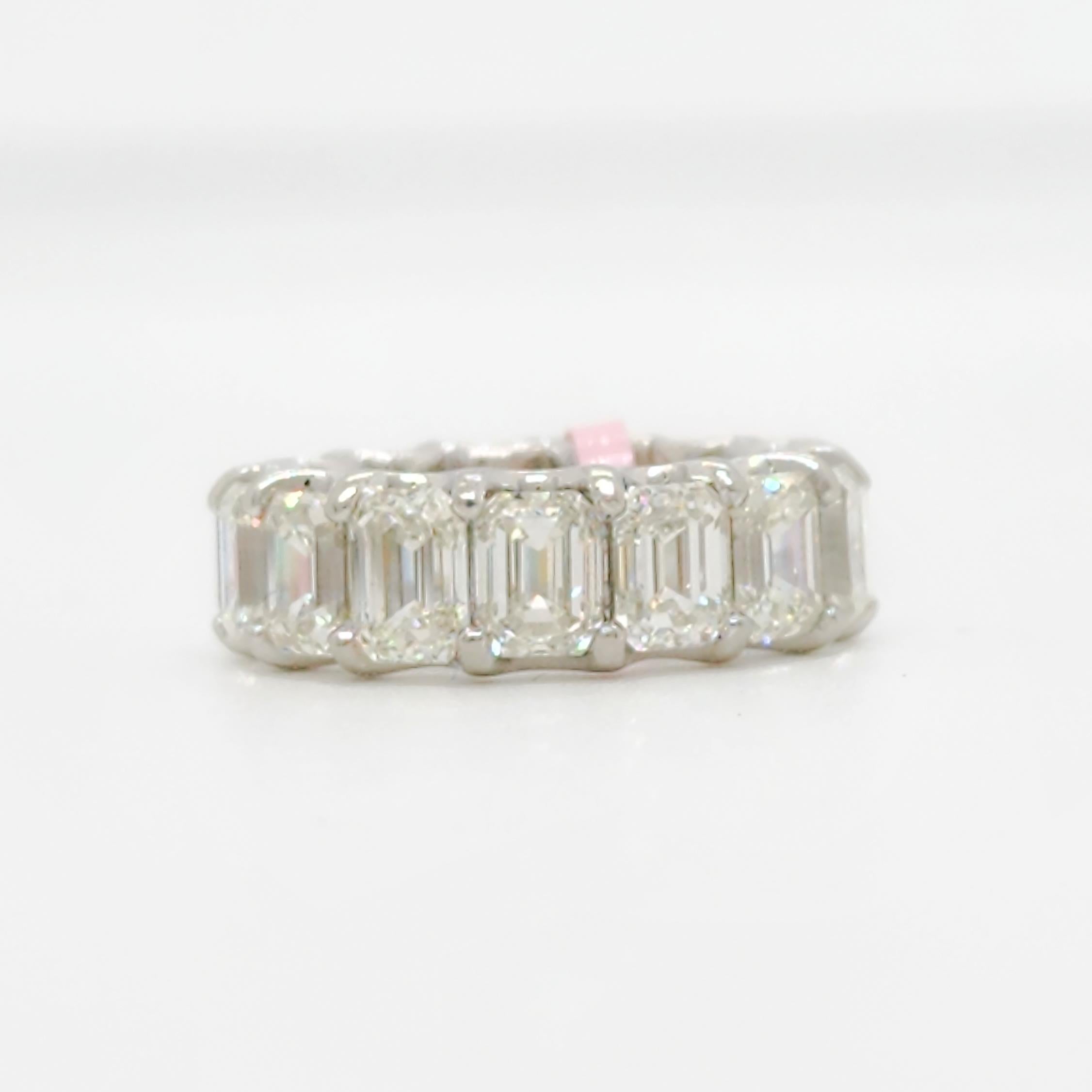 White Diamond Emerald Cut Eternity Band in Platinum In New Condition For Sale In Los Angeles, CA