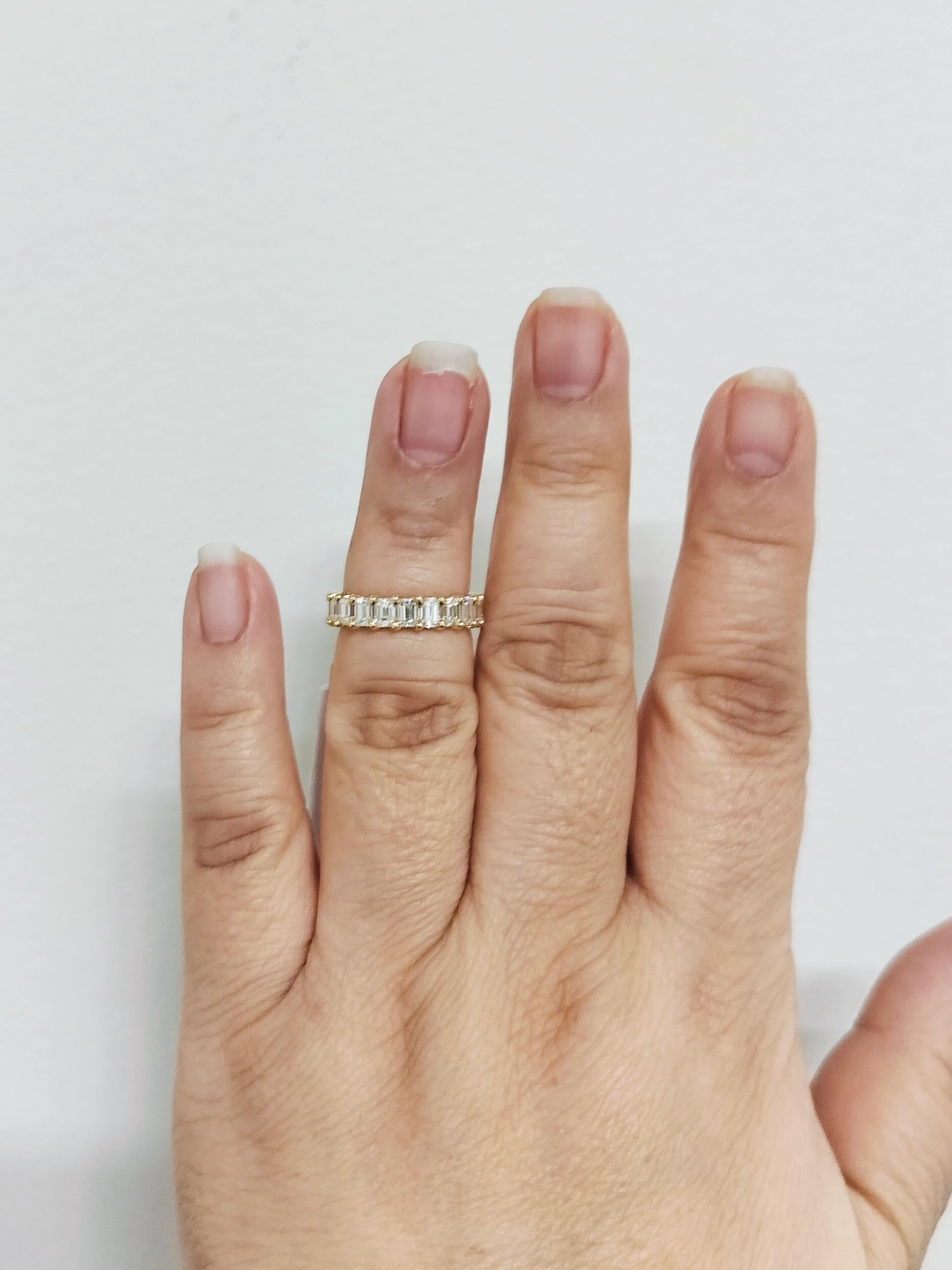 Wunderschöne 4,01 ct. weiße und helle Diamanten im Smaragdschliff von guter Qualität.  Handgefertigt in 18k Gelbgold.  Ringgröße 5,75.  Insgesamt 21 Steine.
