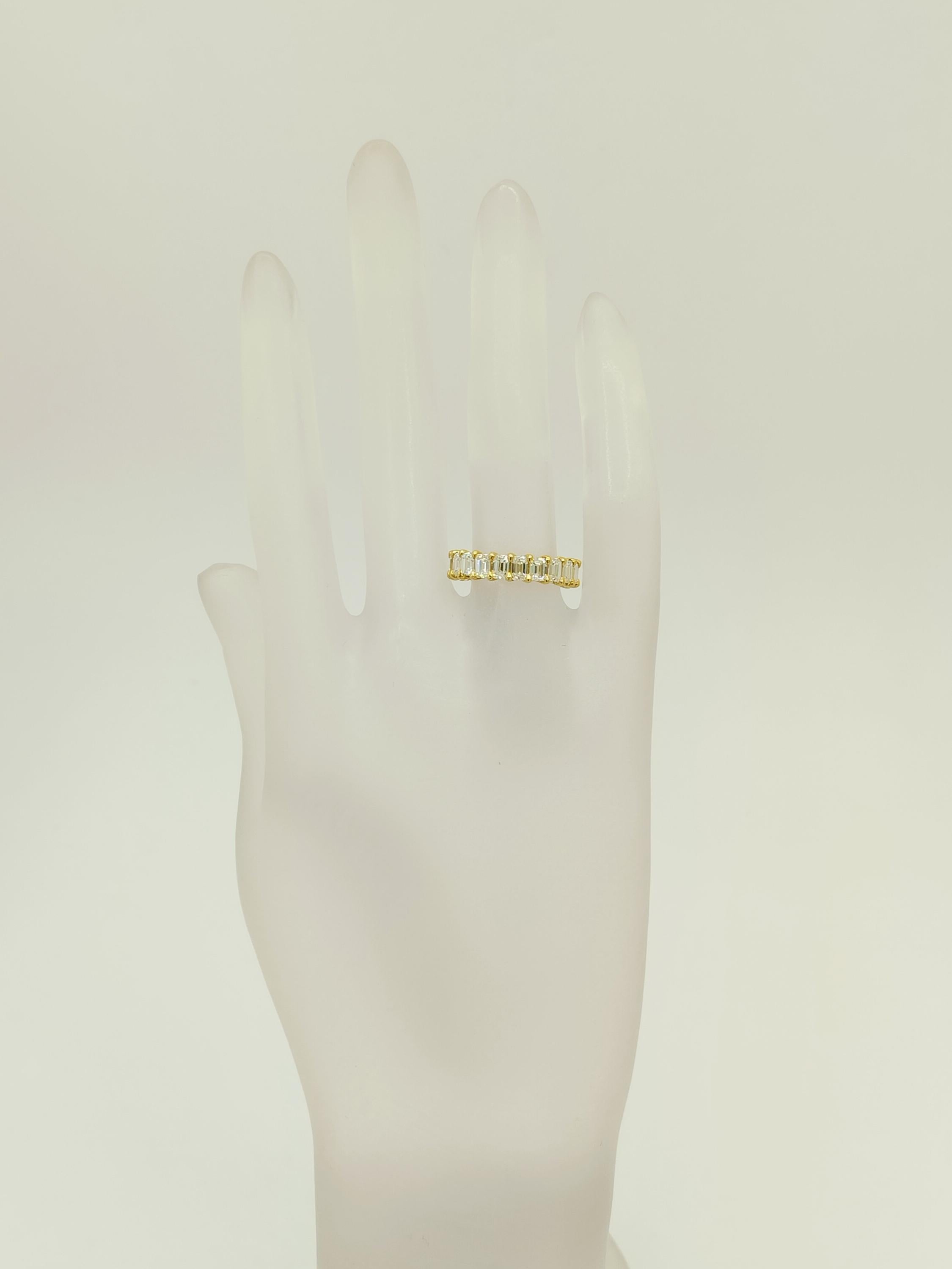 Weißer Diamant Smaragdschliff Eternity Band Ring in 18K Gelbgold im Zustand „Neu“ im Angebot in Los Angeles, CA