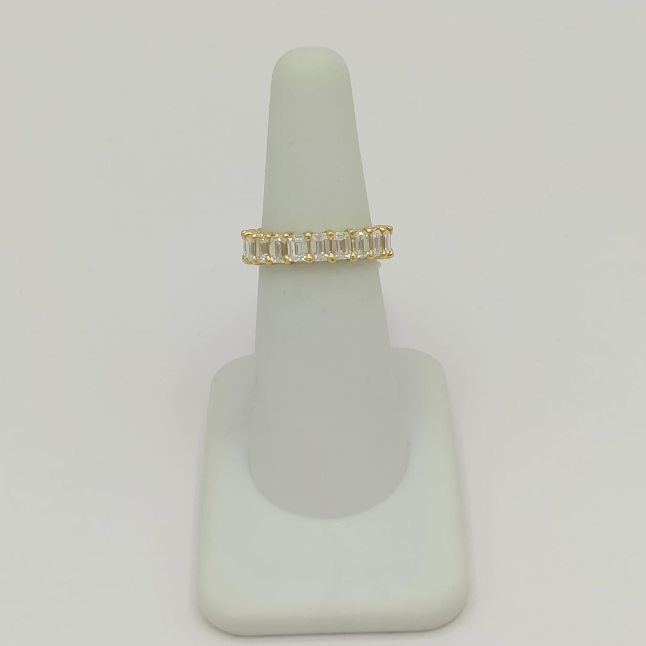Weißer Diamant Smaragdschliff Eternity Band Ring in 18K Gelbgold für Damen oder Herren im Angebot