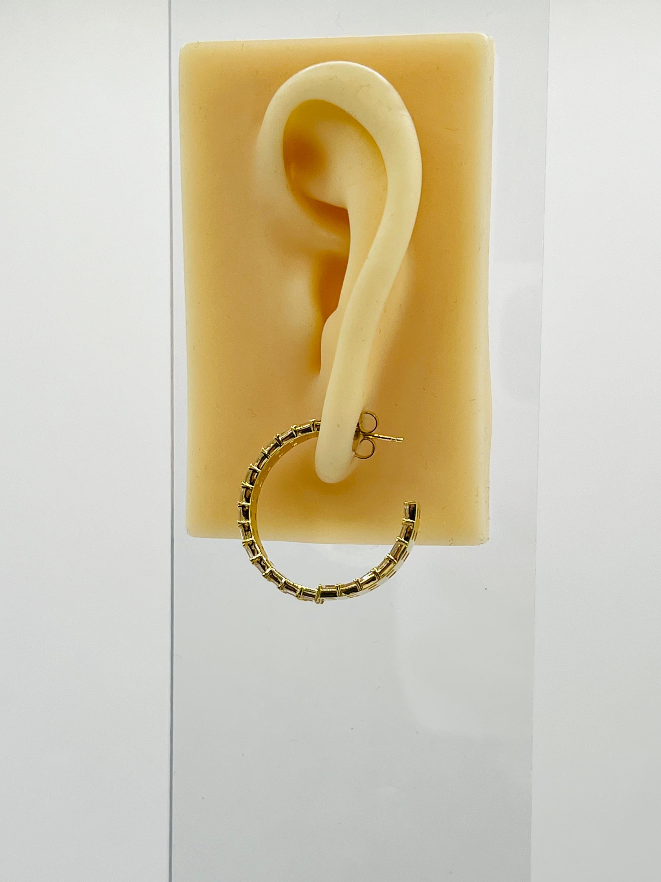 Taille émeraude Boucles d'oreilles en or jaune 18 carats avec diamant blanc et taille émeraude en vente