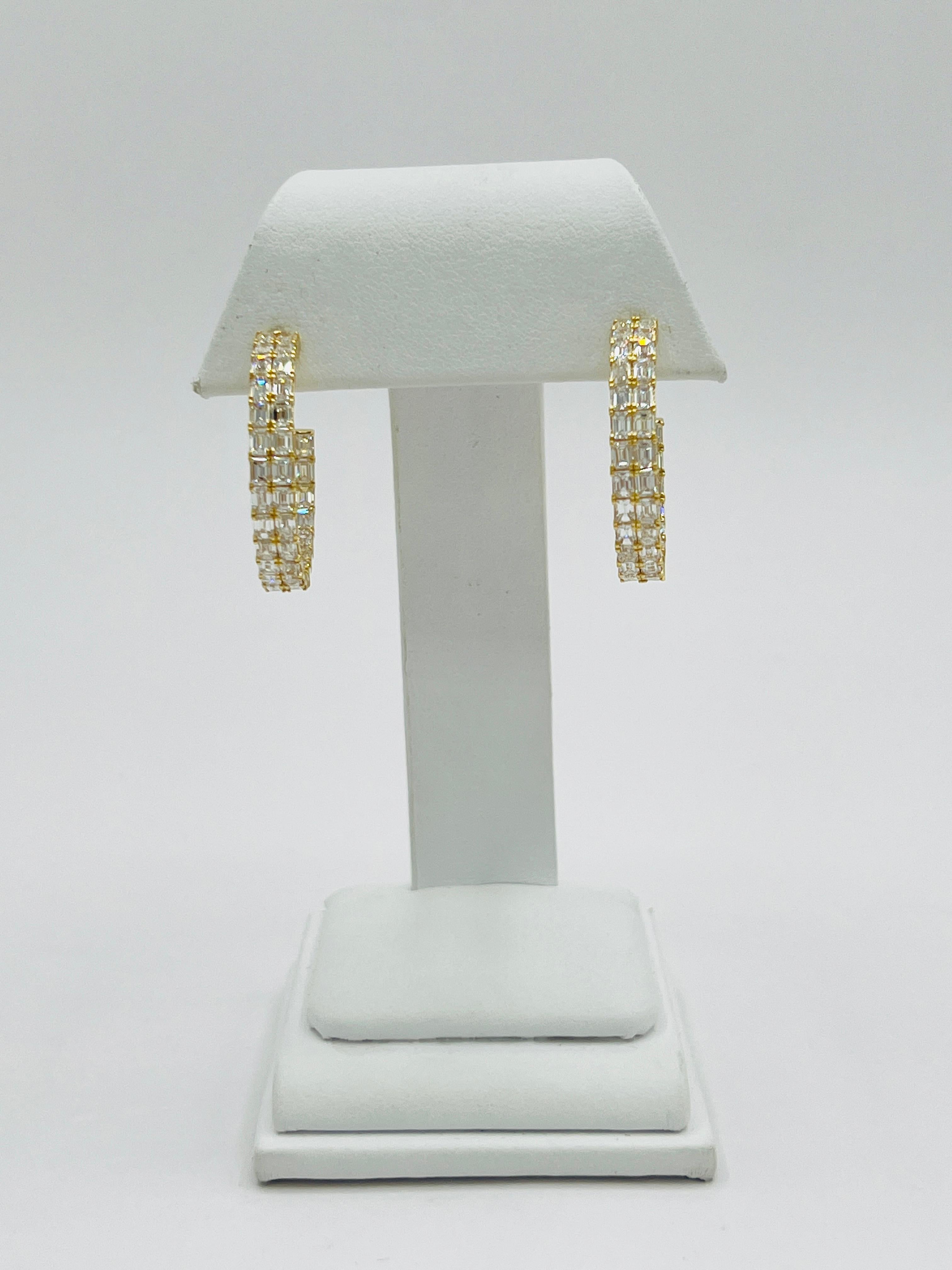 Boucles d'oreilles en or jaune 18 carats avec diamant blanc et taille émeraude Neuf - En vente à Los Angeles, CA