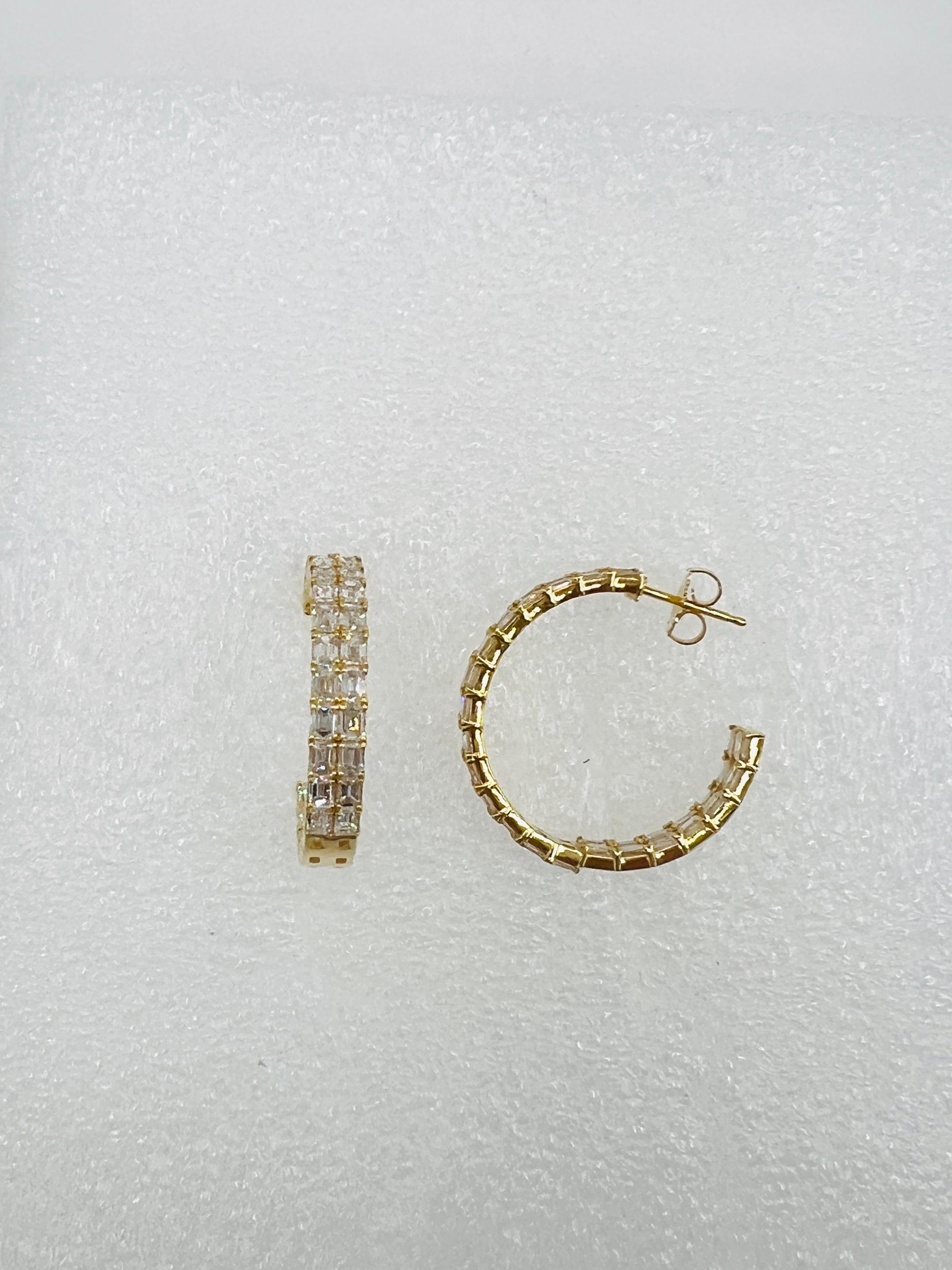 Boucles d'oreilles en or jaune 18 carats avec diamant blanc et taille émeraude Unisexe en vente