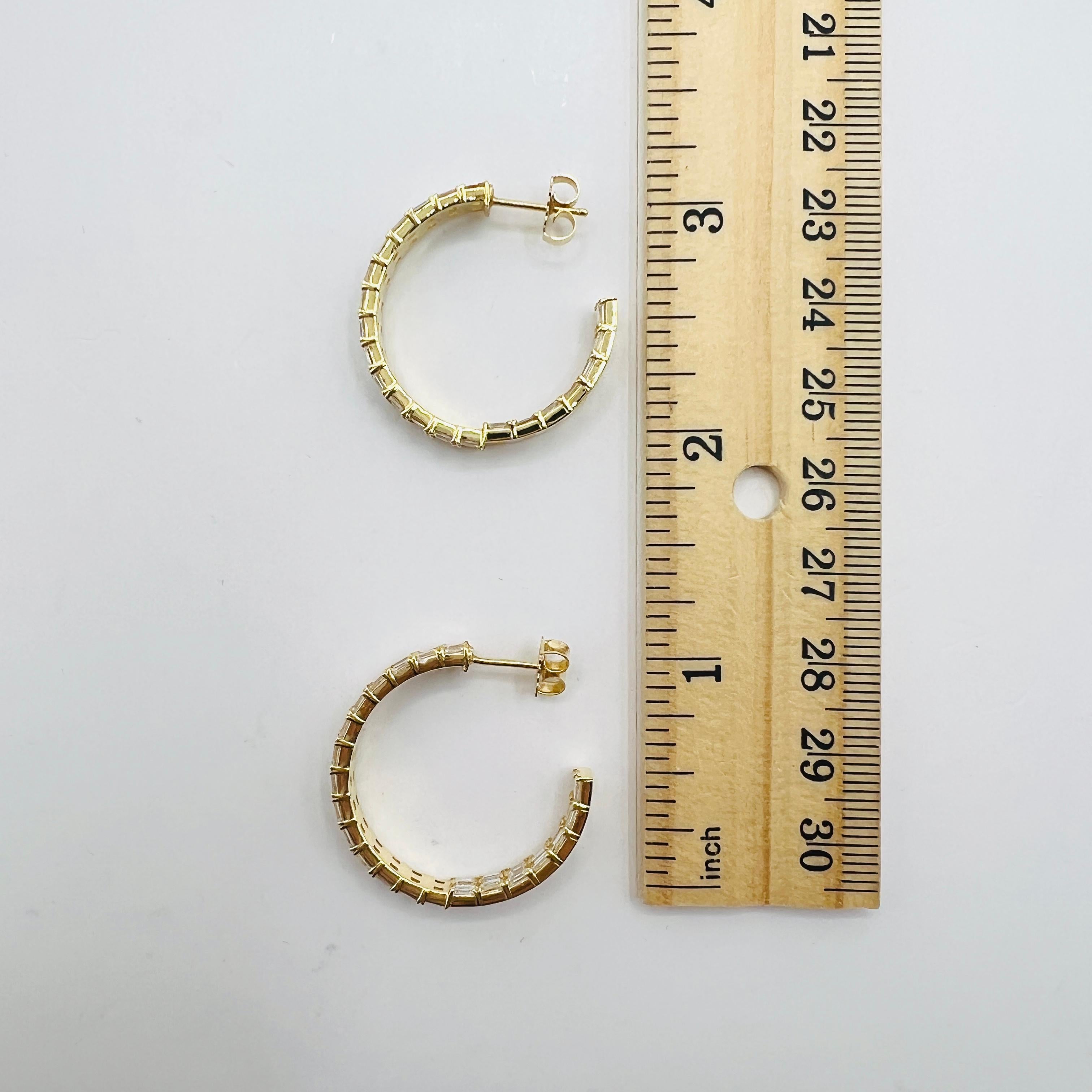 Boucles d'oreilles en or jaune 18 carats avec diamant blanc et taille émeraude en vente 1