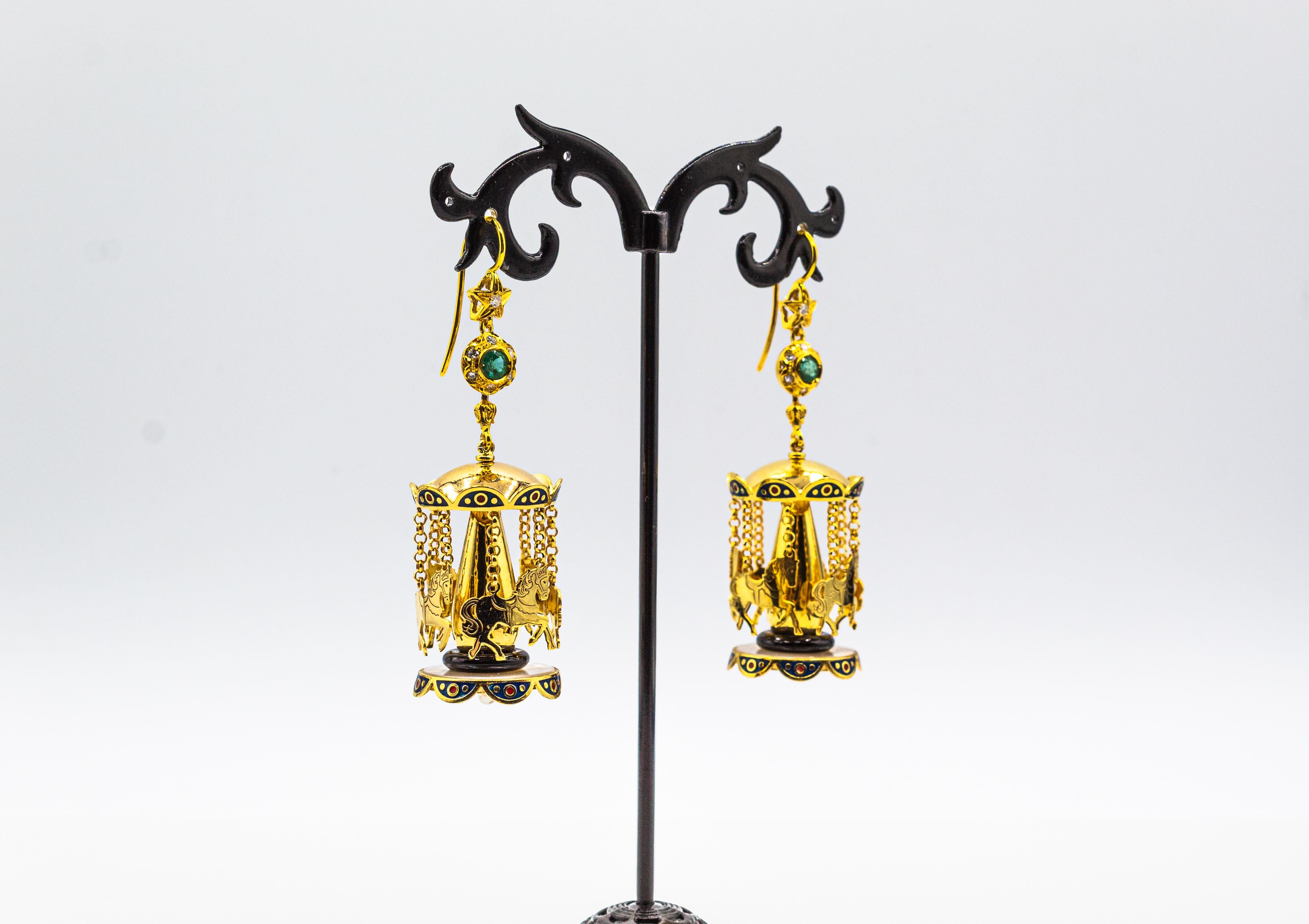 Gelbgold-Ohrstecker „Carousel“ mit weißem Diamant, Smaragd, Onyx, Perle und Emaille (Art nouveau) im Angebot