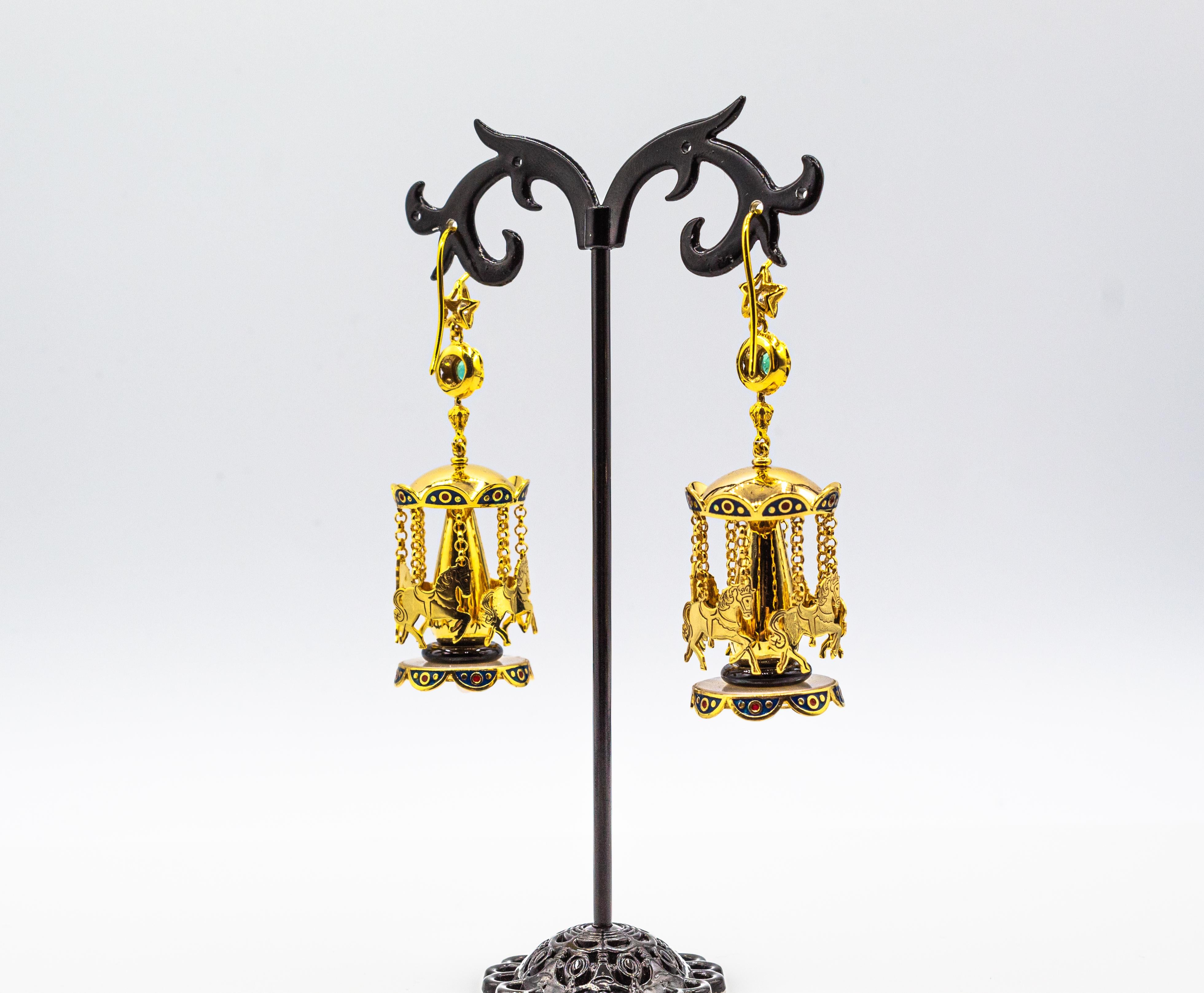Gelbgold-Ohrstecker „Carousel“ mit weißem Diamant, Smaragd, Onyx, Perle und Emaille (Brillantschliff) im Angebot