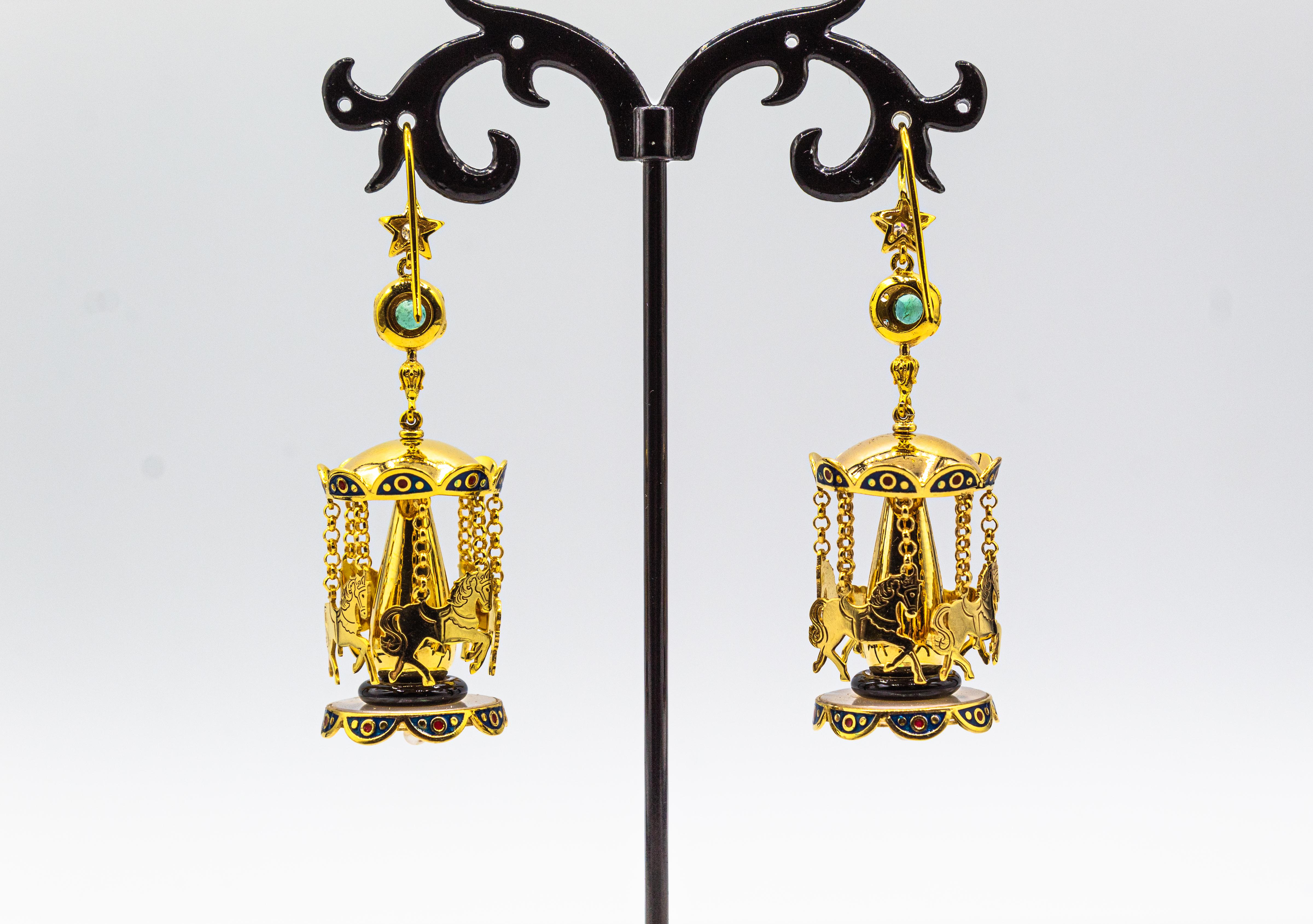 Gelbgold-Ohrstecker „Carousel“ mit weißem Diamant, Smaragd, Onyx, Perle und Emaille im Zustand „Neu“ im Angebot in Naples, IT