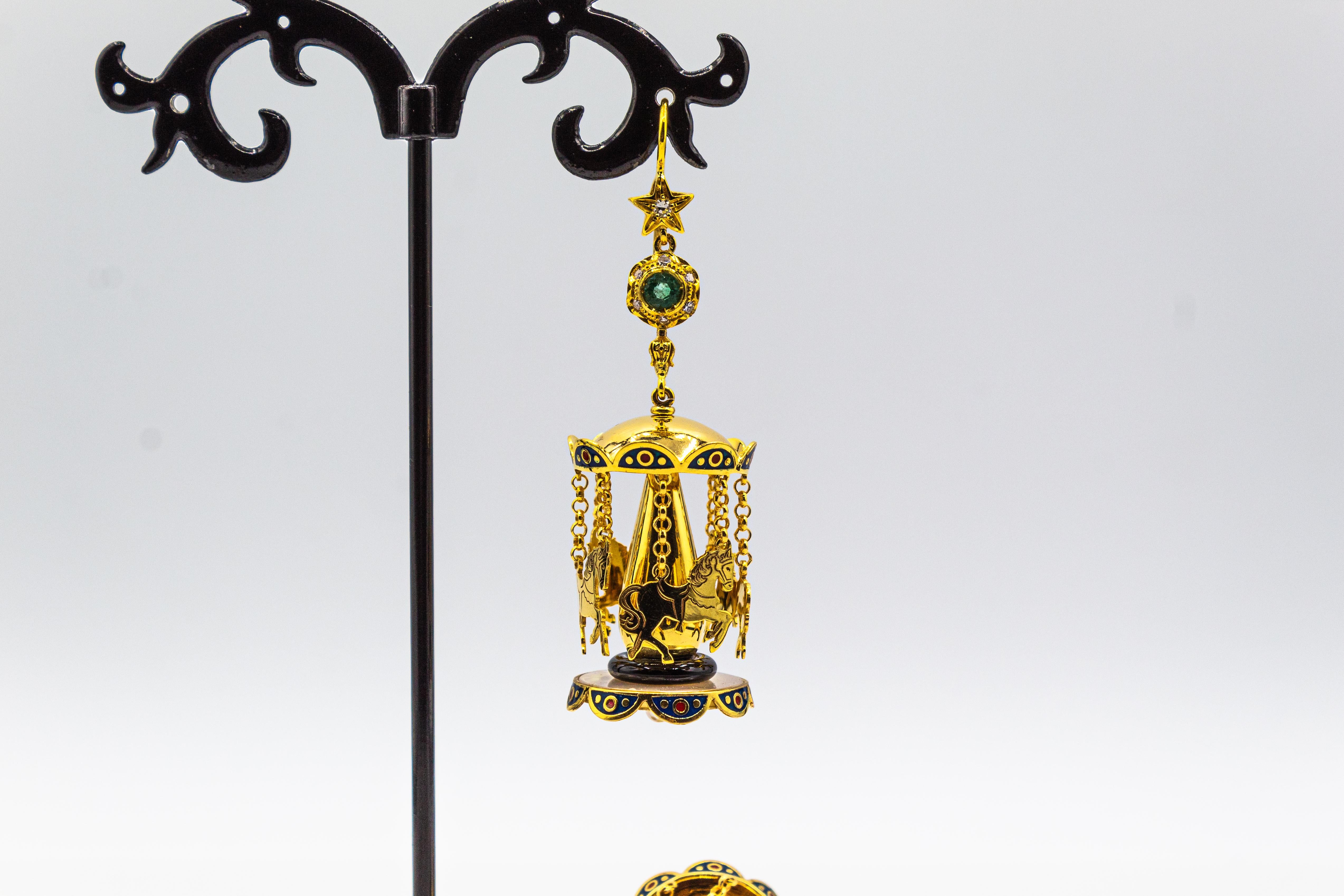 Gelbgold-Ohrstecker „Carousel“ mit weißem Diamant, Smaragd, Onyx, Perle und Emaille im Angebot 1