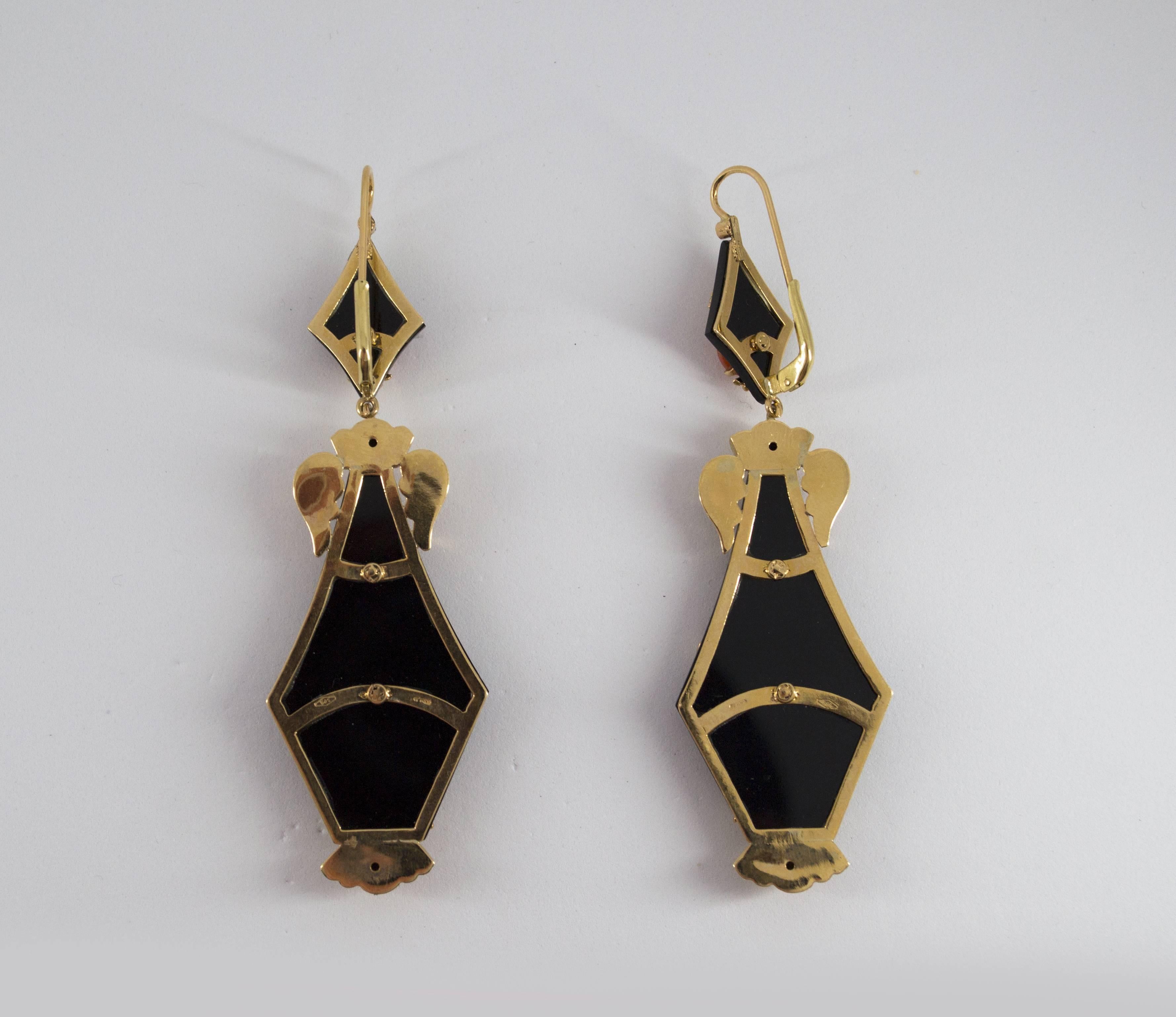 Boucles d'oreilles à levier en or jaune avec diamants blancs, émeraudes, opales, turquoises, corail et onyx en vente 3