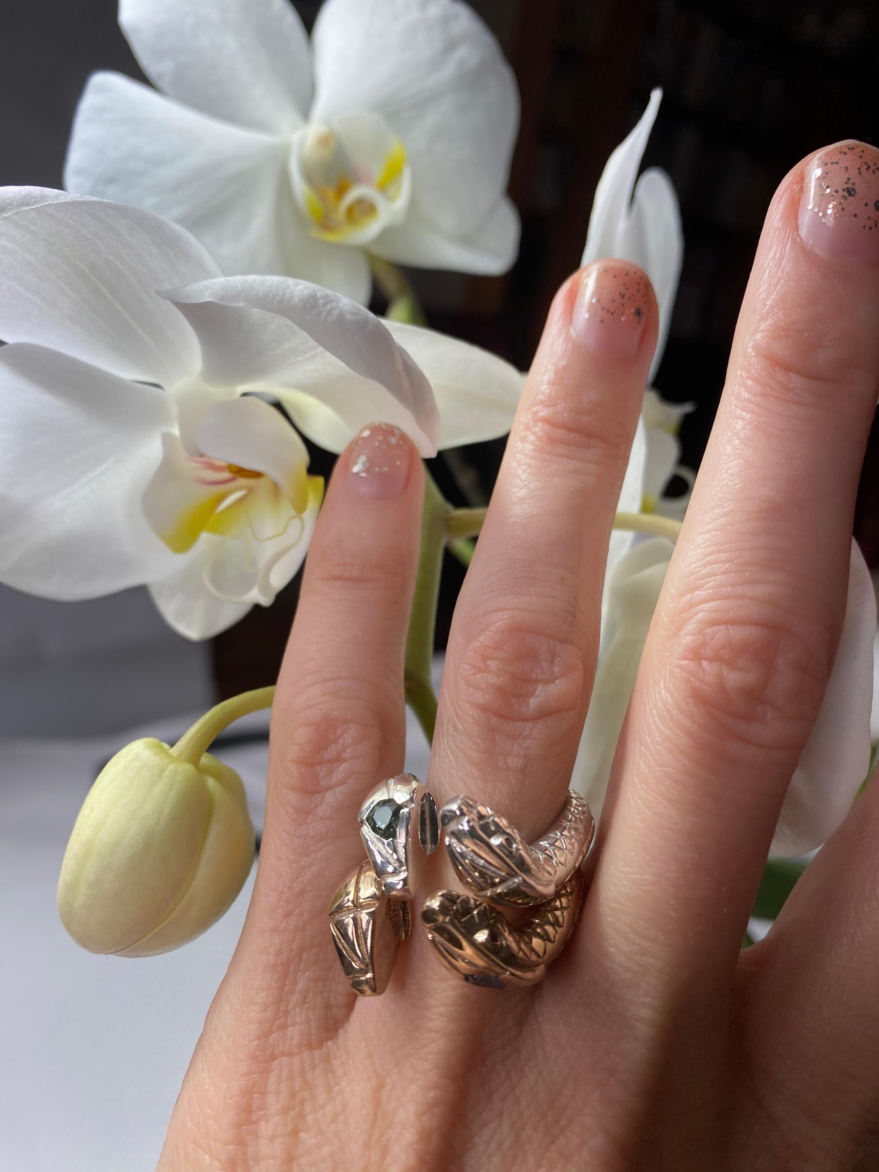 Taille brillant Bague serpent en or rose avec diamants blancs et émeraudes  J Dauphin, bague cocktail en forme de cœur et rubis en vente