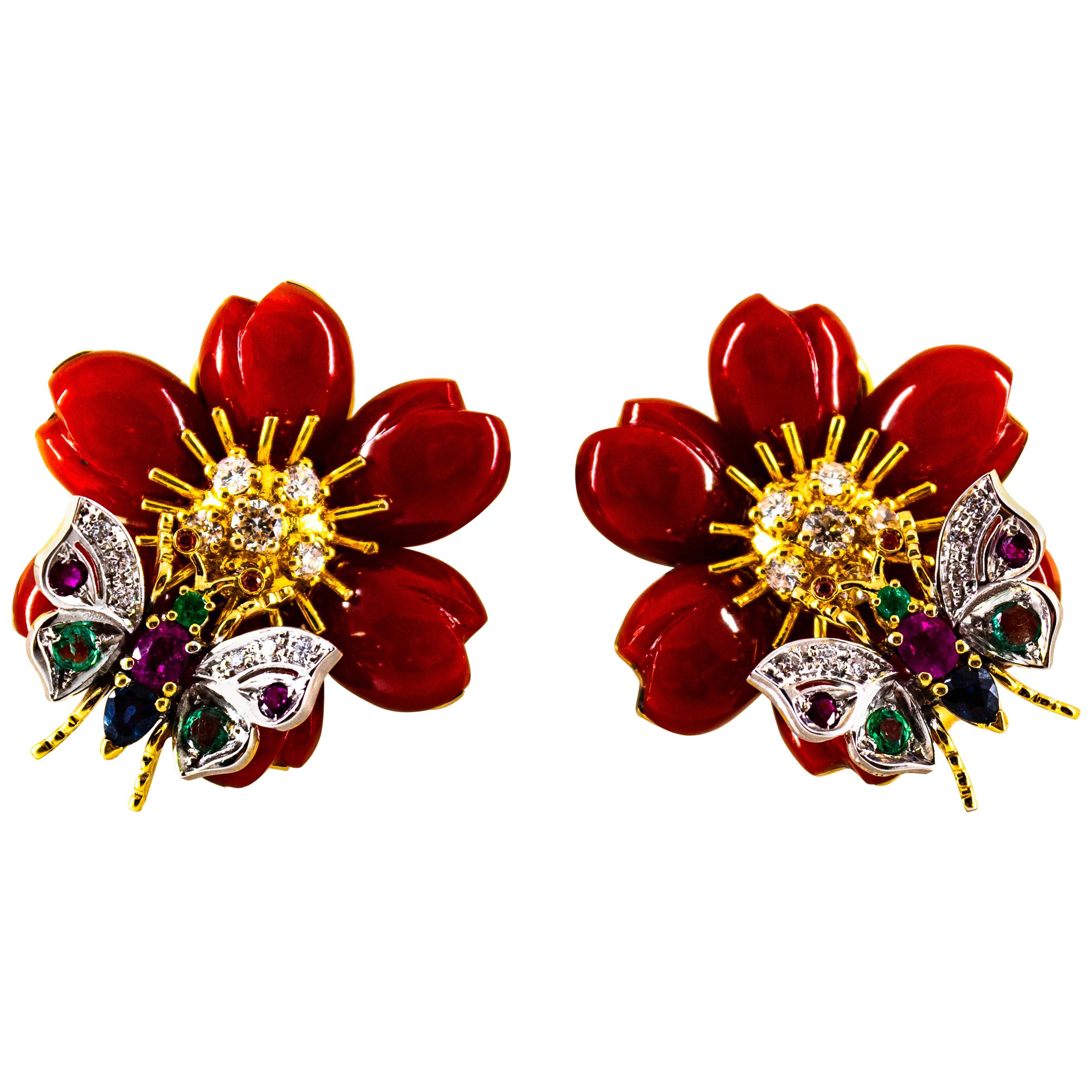 Boucles d'oreilles fleurs en or jaune avec diamants blancs, émeraudes, rubis, saphirs bleus et corail rouge