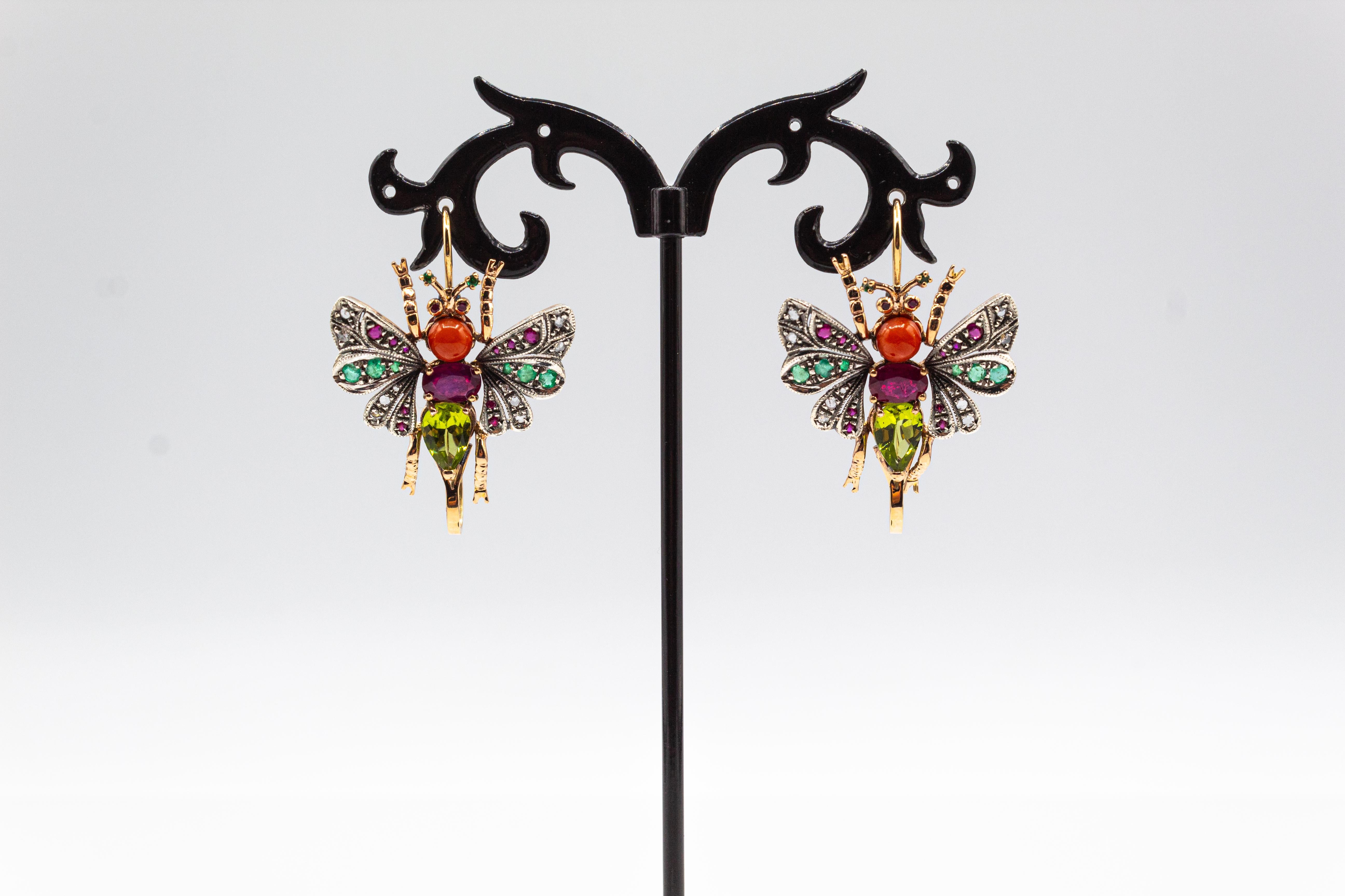 Art nouveau Boucles d'oreilles en or jaune avec diamant blanc, émeraude, rubis, corail rouge méditerranéen et péridot en vente