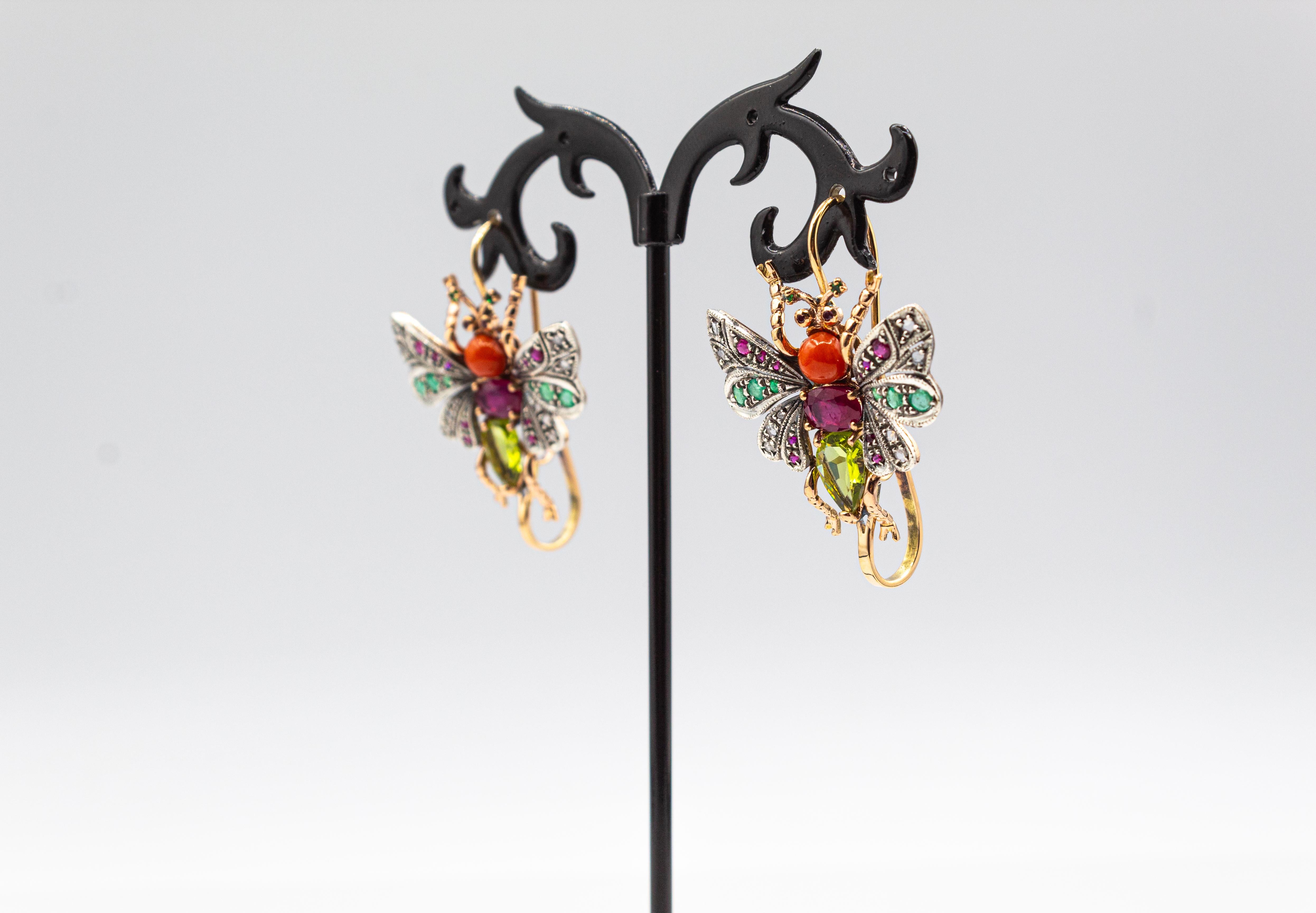Boucles d'oreilles en or jaune avec diamant blanc, émeraude, rubis, corail rouge méditerranéen et péridot Unisexe en vente