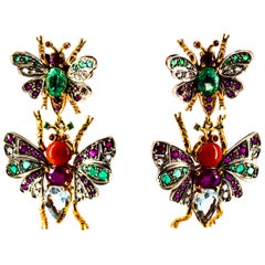 Clous d'oreilles en goutte en or jaune avec diamants blancs, émeraudes, rubis, corail rouge et aigue-marines