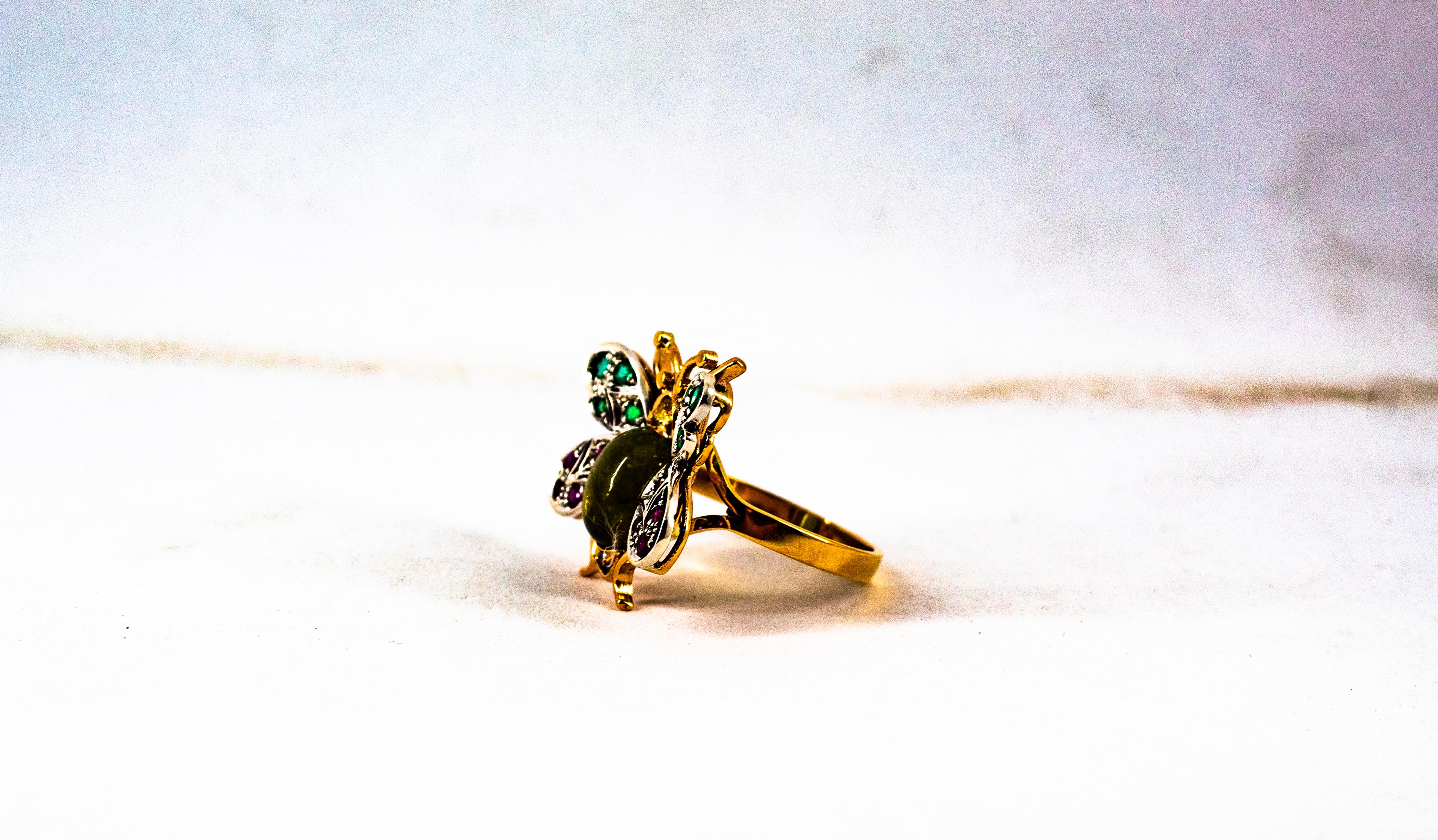 Bague de cocktail en or jaune diamant blanc émeraude saphir rubis tourmaline verte en vente 7