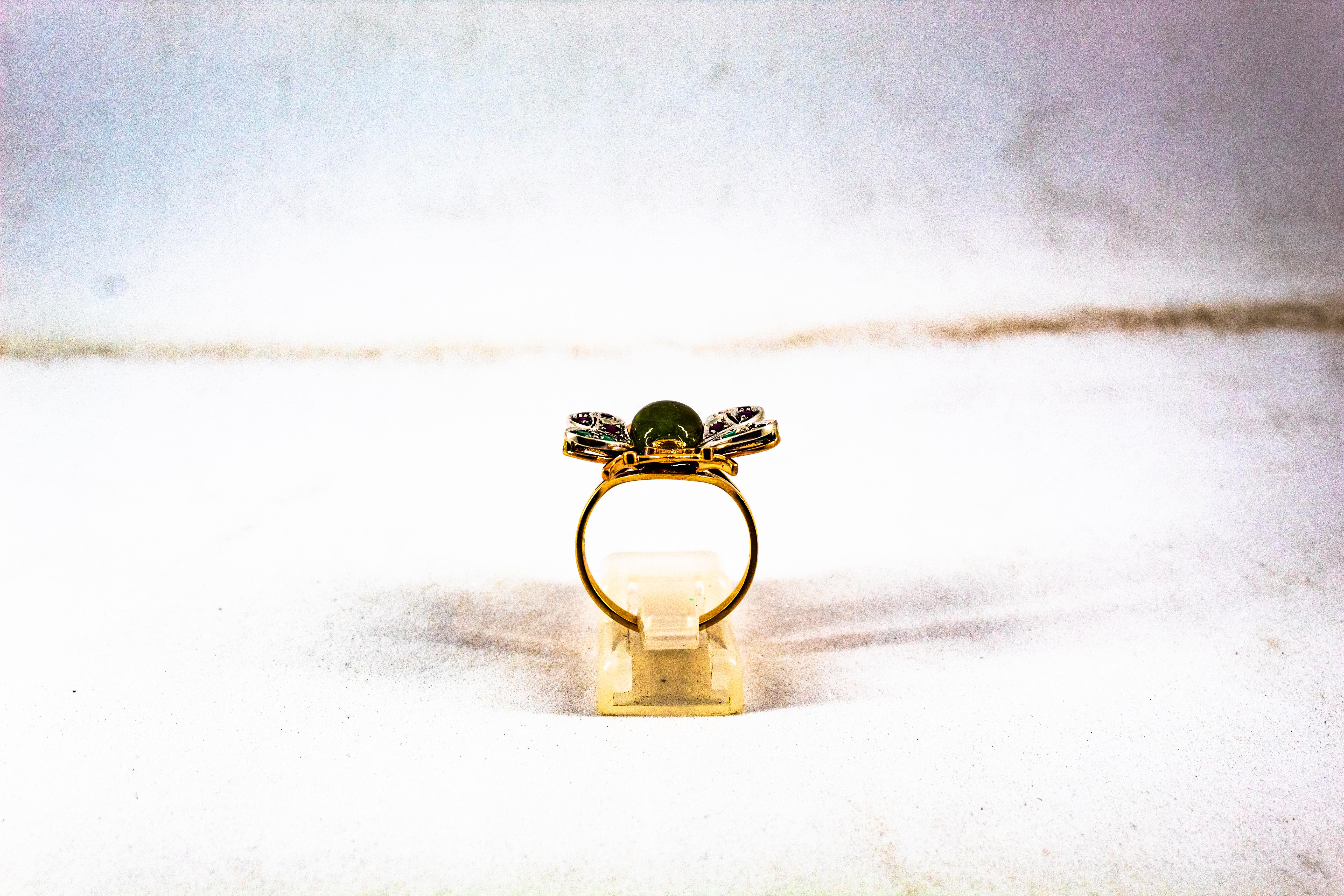 Bague de cocktail en or jaune diamant blanc émeraude saphir rubis tourmaline verte en vente 1