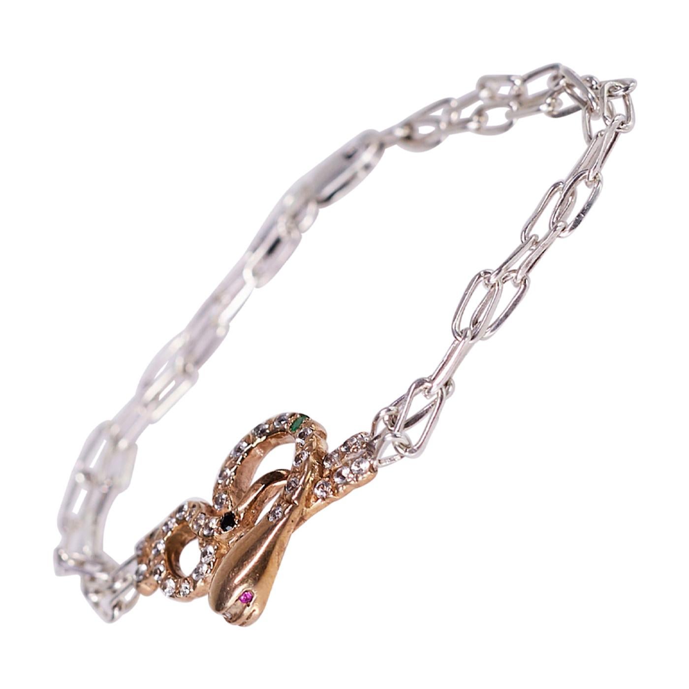 Taille ronde Bracelet serpent en émeraude blanche, diamants blancs, diamants noirs, rubis et chaîne en argent en vente