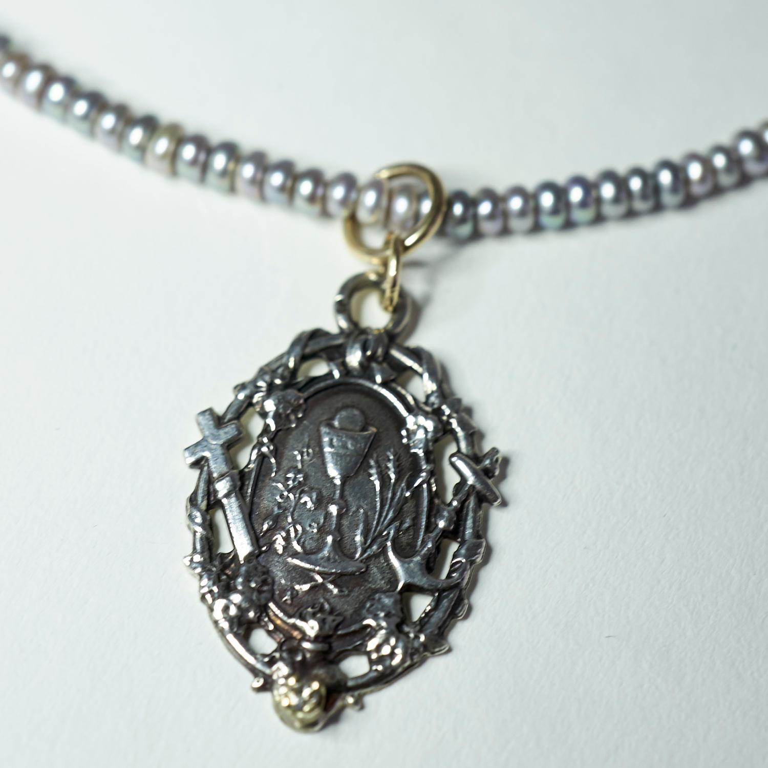 Weißer weißer Diamant Perle Gold Kette Faith Hope Love Medaille Silber Anhänger Halskette im Zustand „Neu“ im Angebot in Los Angeles, CA