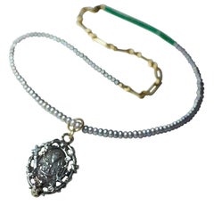 Collier pendentif en argent avec chaîne en or, perles et diamants blancs et médaille Faith Hope Love