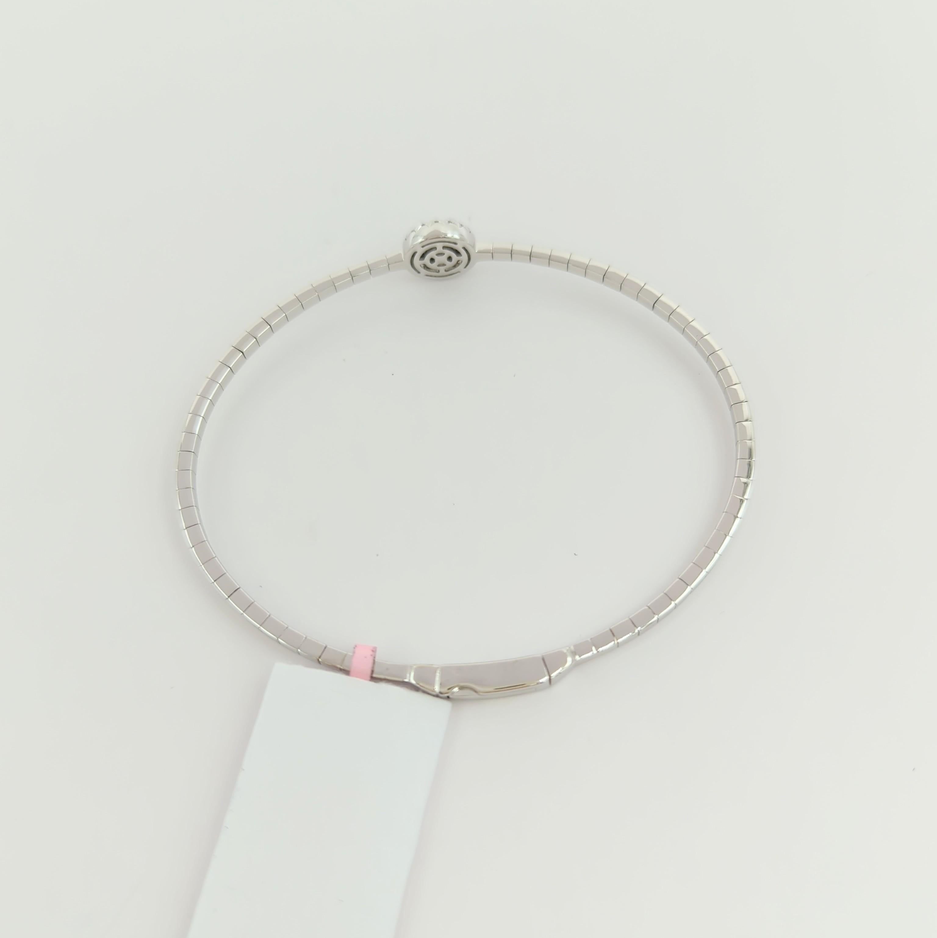 Bracelet jonc flexible en or blanc 14 carats avec diamants blancs en vente 1
