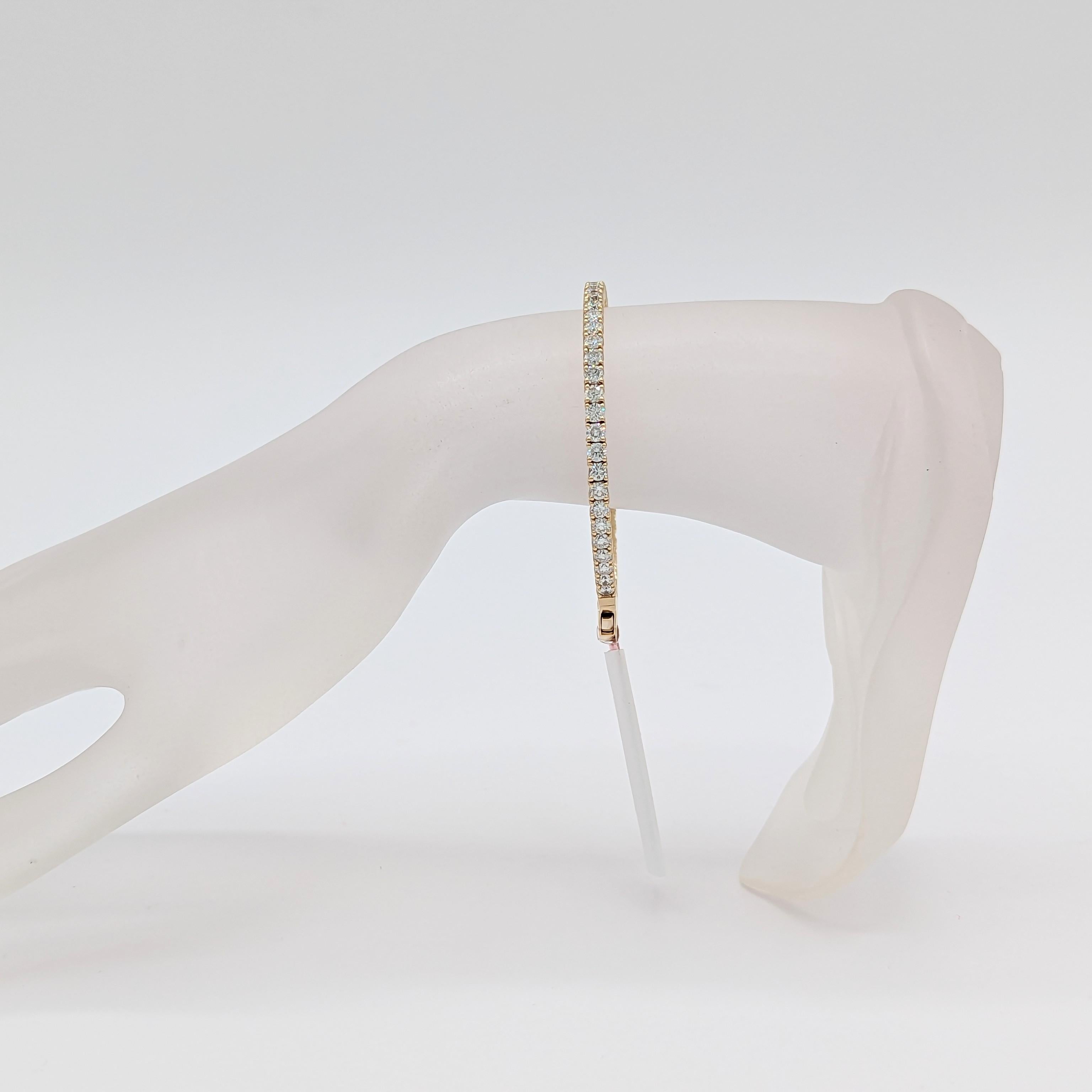 Taille ronde Bracelet jonc flexible en or jaune 14 carats avec diamants blancs en vente