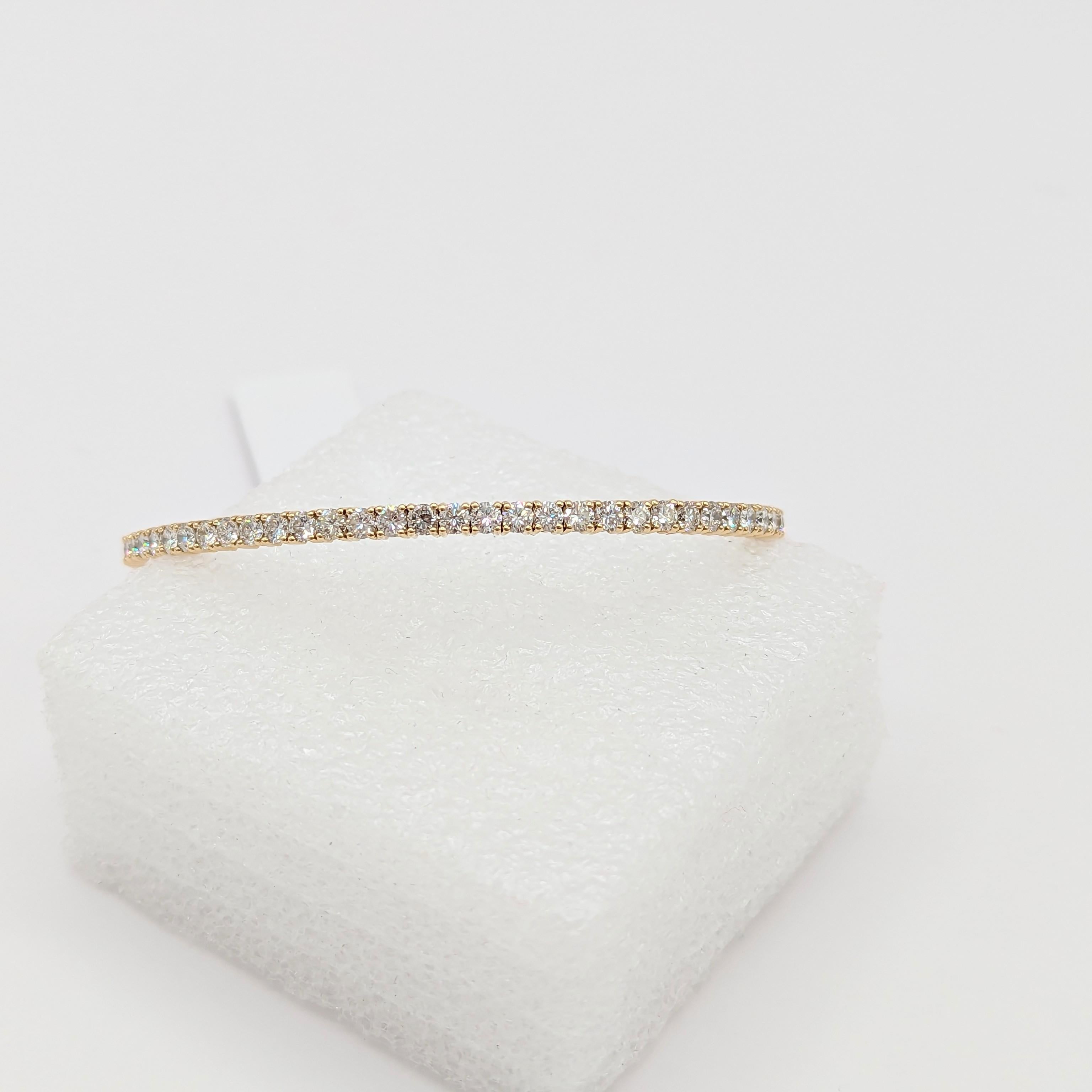 White Diamond Flexible Bangle in 14K Yellow Gold In New Condition For Sale In Los Angeles, CA