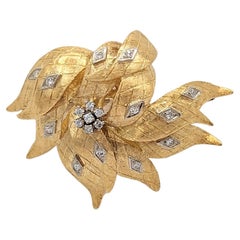 Blumenbrosche mit weißen Diamanten aus 14 Karat Gelbgold