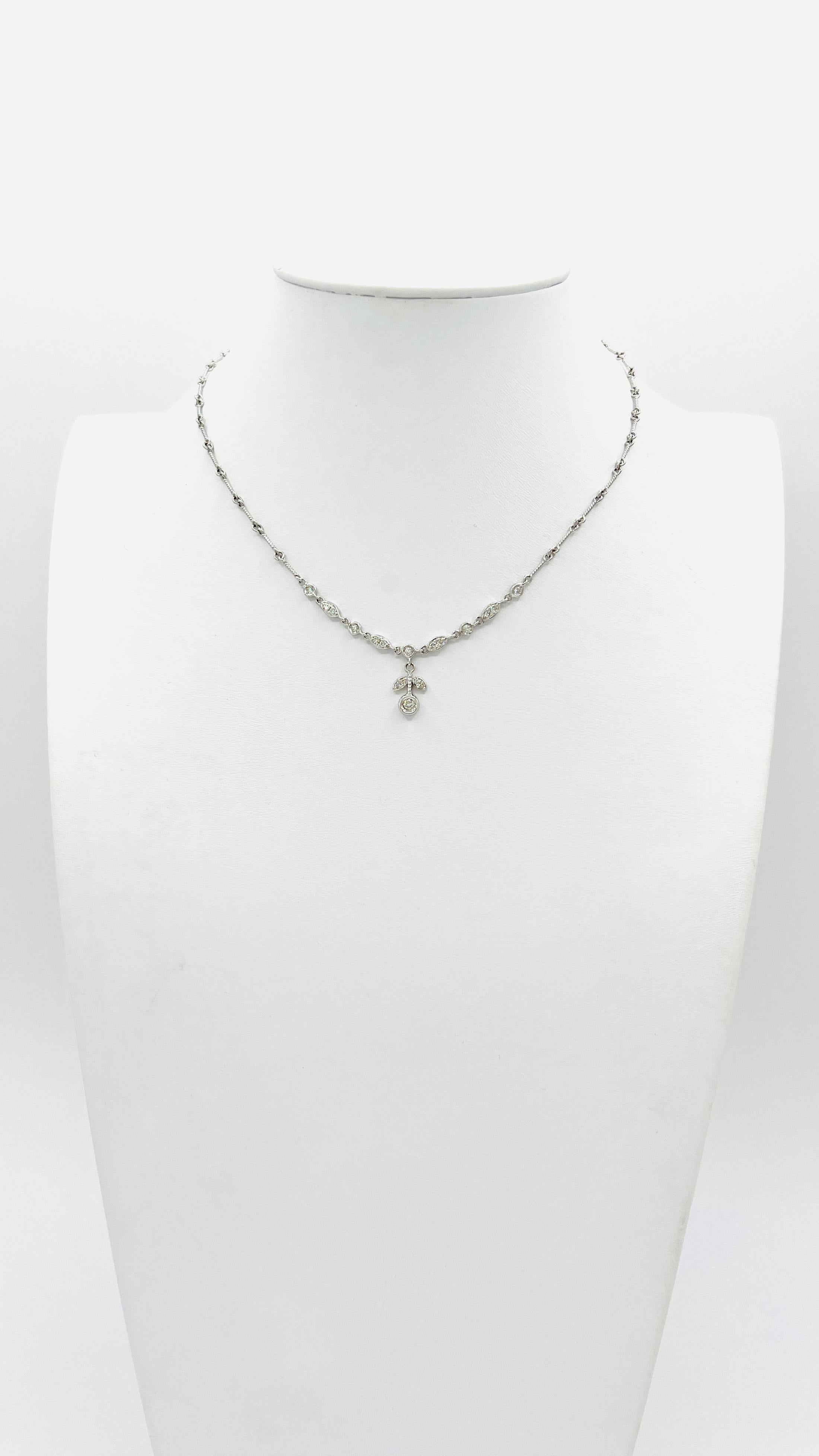 White Diamond Floral Pendant Necklace in 18K White Gold In New Condition For Sale In Los Angeles, CA