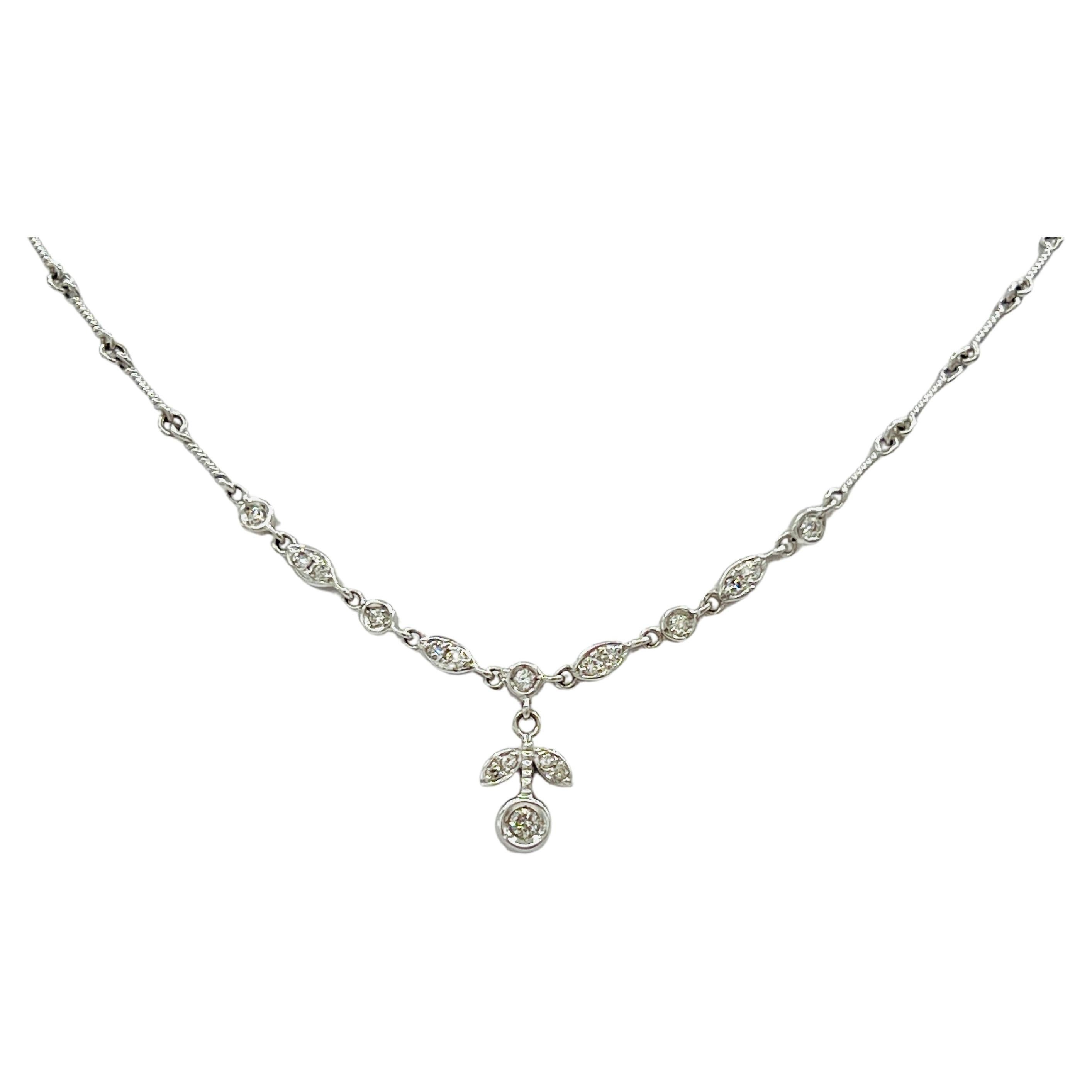 Halskette mit Blumenanhänger aus 18 Karat Weißgold mit weißen Diamanten