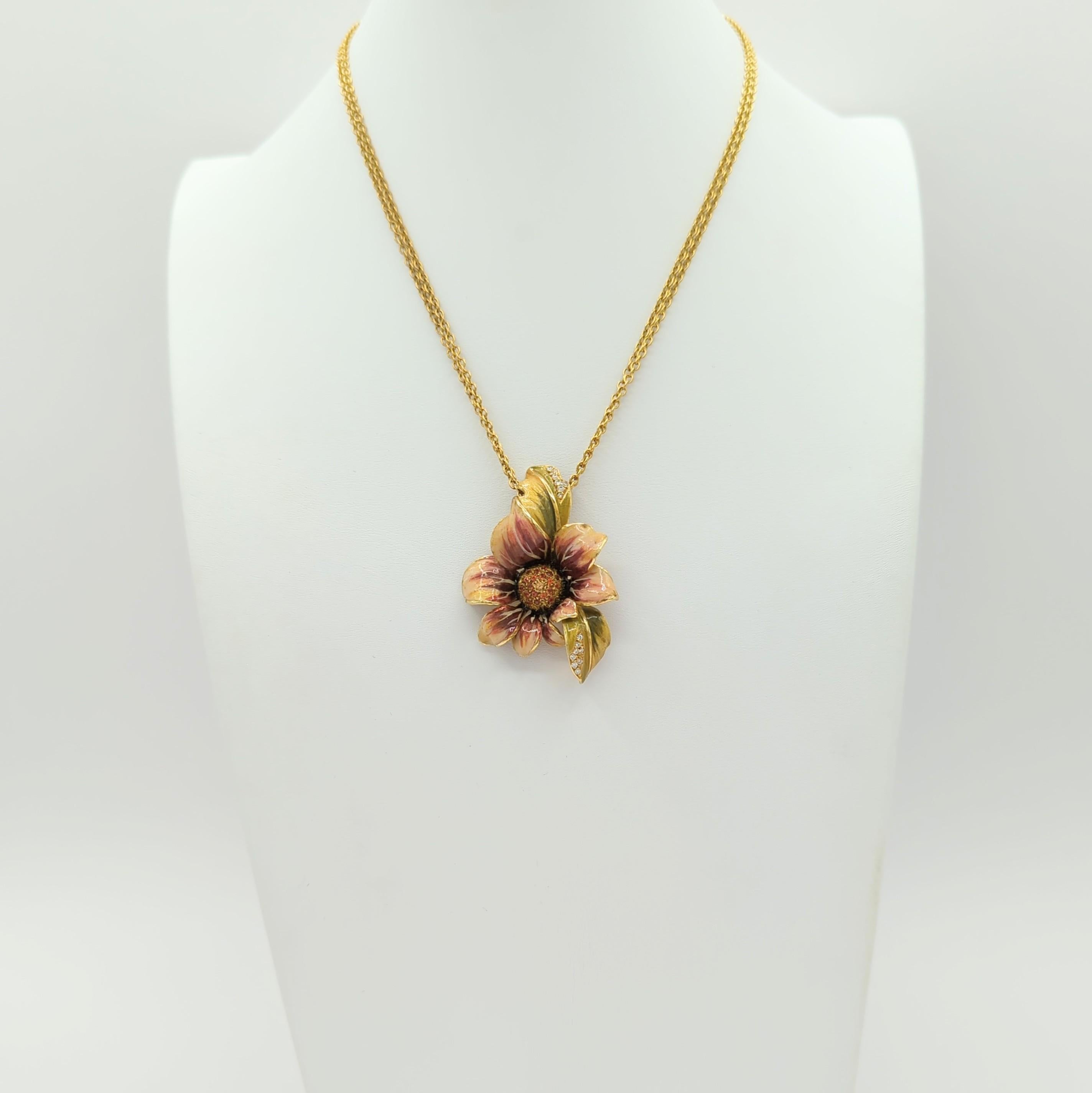 White Diamond Flower design Pendant Necklace in 18K Yellow Gold In New Condition For Sale In Los Angeles, CA