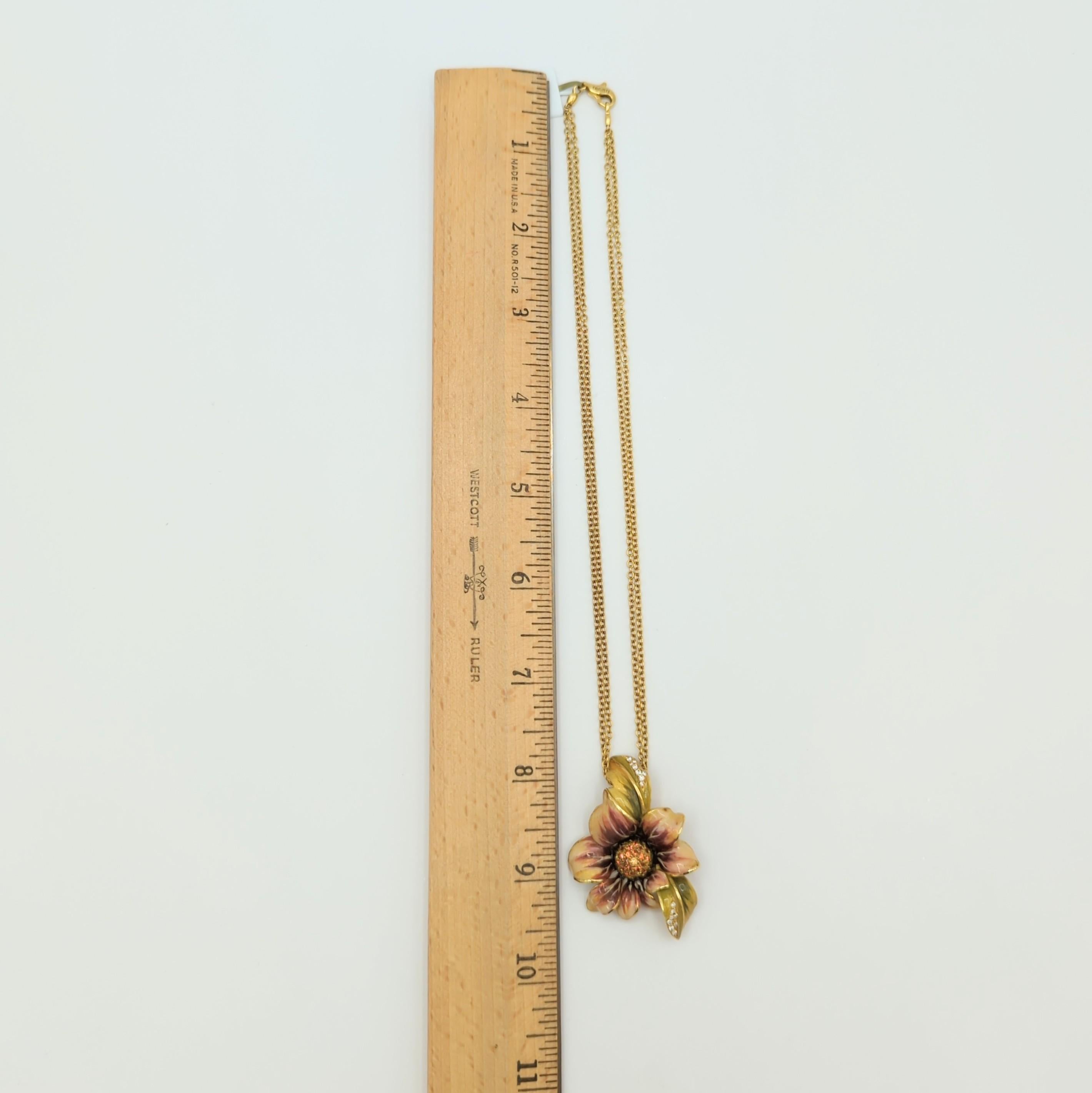 White Diamond Flower design Pendant Necklace in 18K Yellow Gold For Sale 4