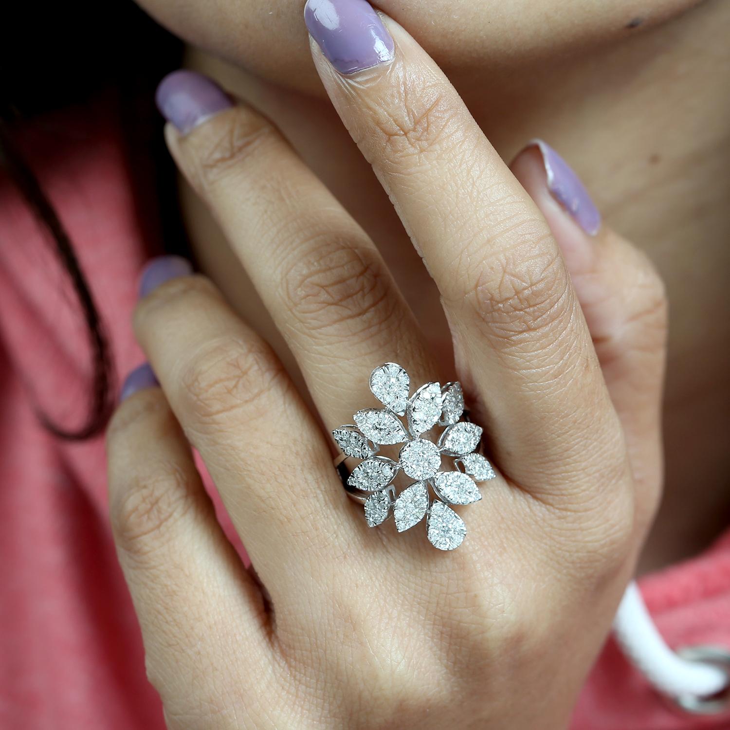 Artigiano Anello a forma di fiore con diamante bianco in oro bianco 18 carati in vendita