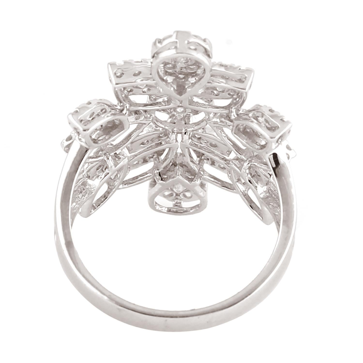 Taglio misto Anello a forma di fiore con diamante bianco in oro bianco 18 carati in vendita