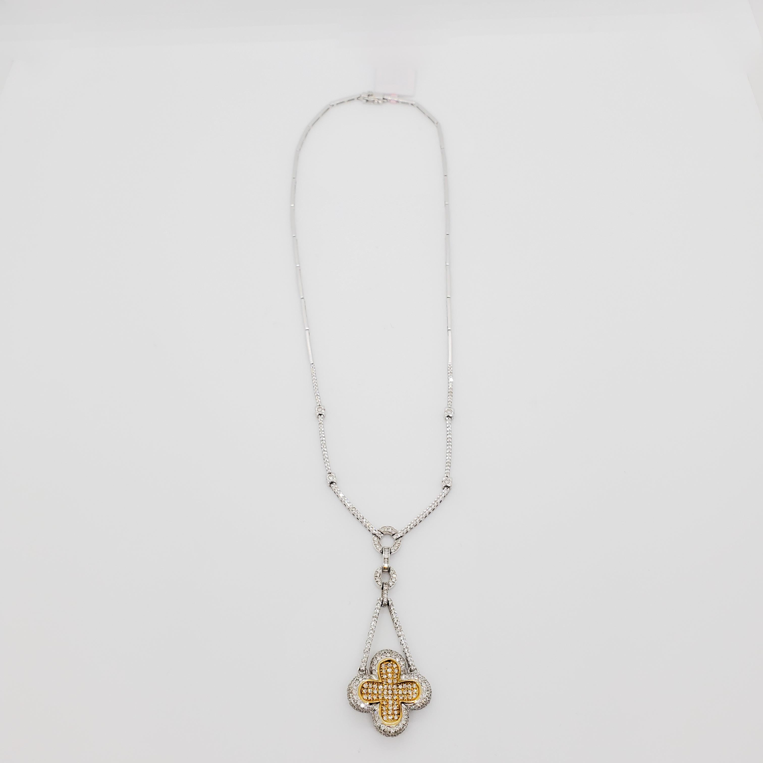 Collier pendentif trèfle à quatre feuilles en or 18k et diamants blancs Neuf - En vente à Los Angeles, CA