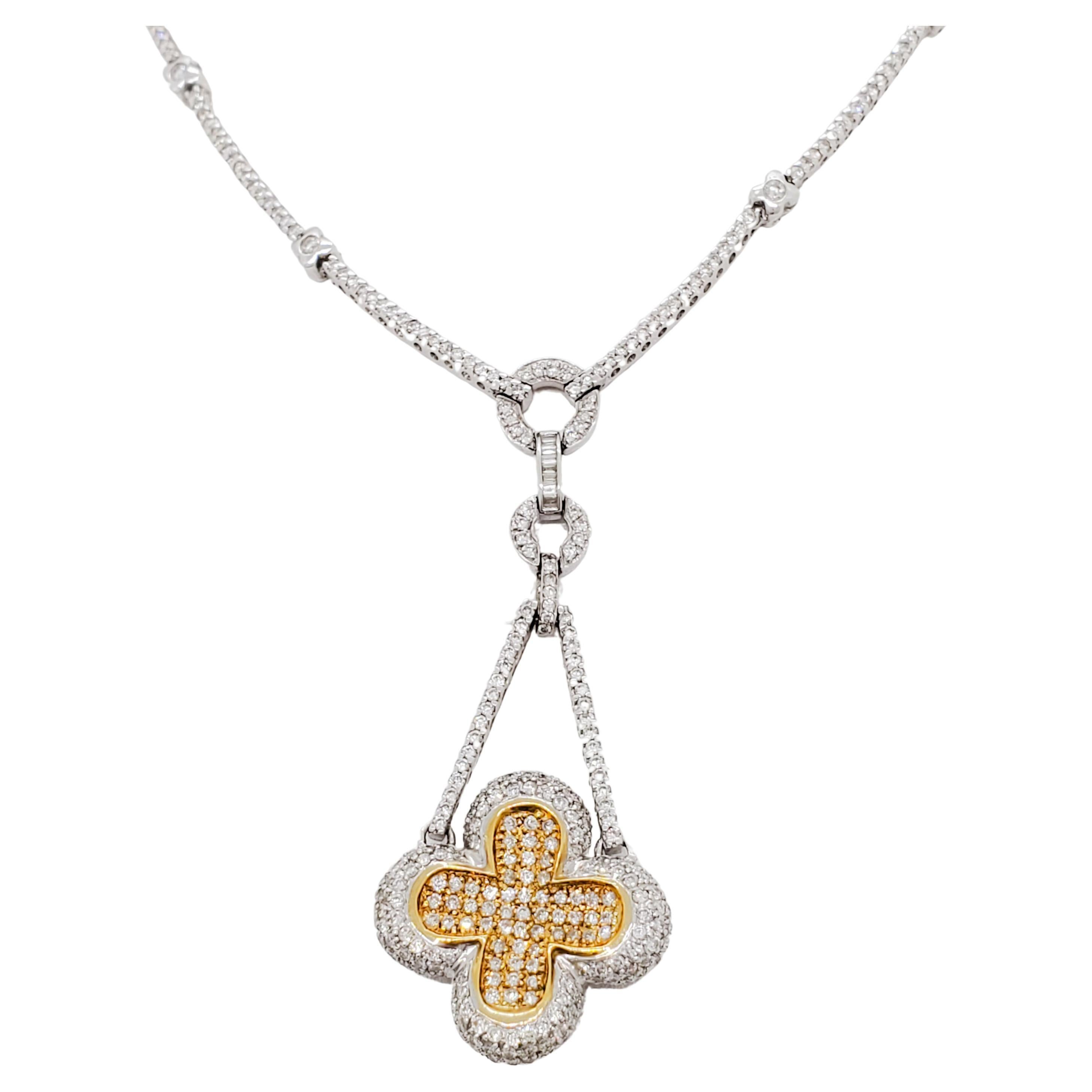 Collier pendentif trèfle à quatre feuilles en or 18k et diamants blancs en vente