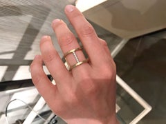 Anillo trípode de oro texturado con diamantes blancos, hecho a mano, Lisa Ziff