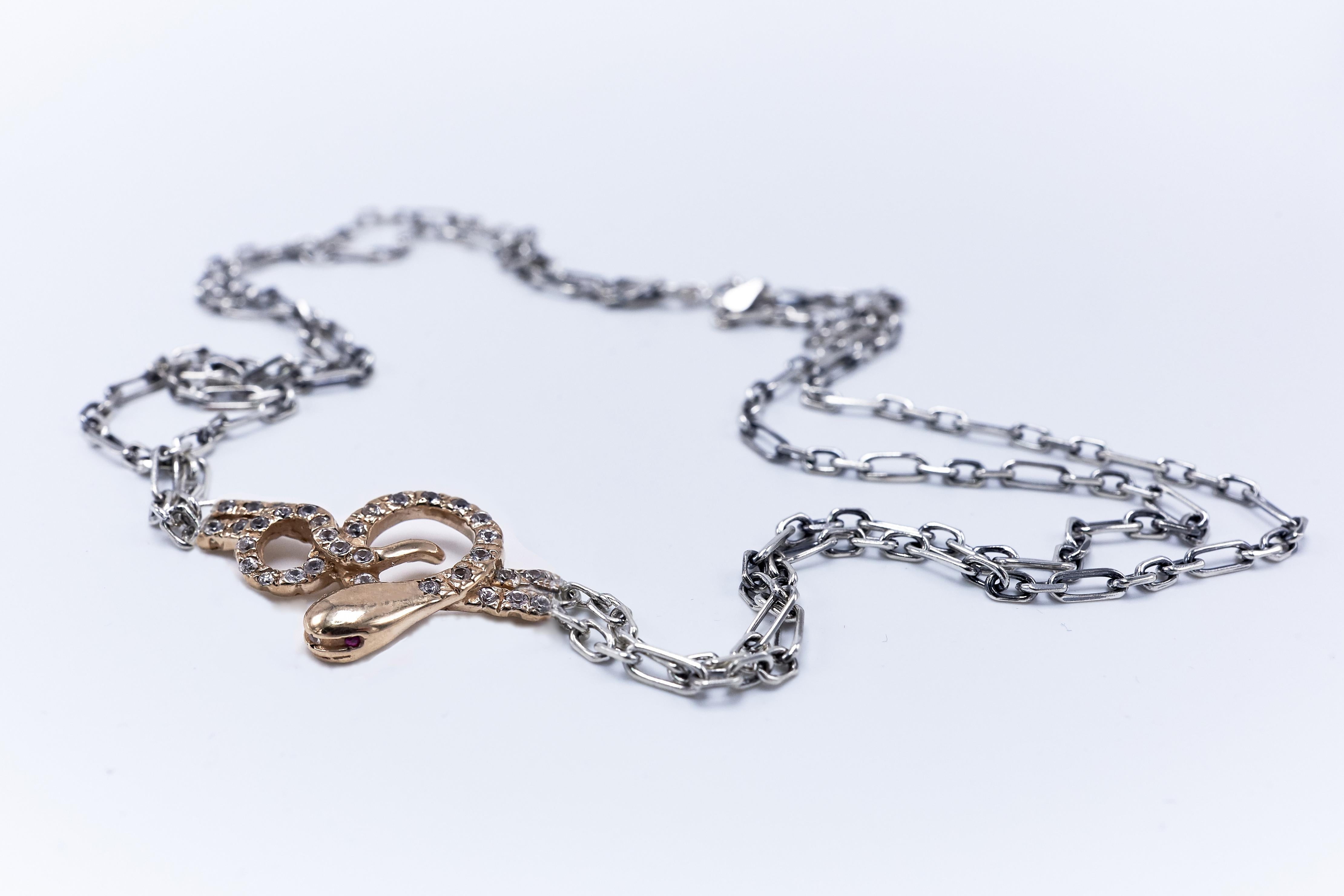 Taglio brillante Collana a catena con diamante bianco e serpente d'oro, girocollo di rubino, catena d'argento e ciondolo d'oro in vendita