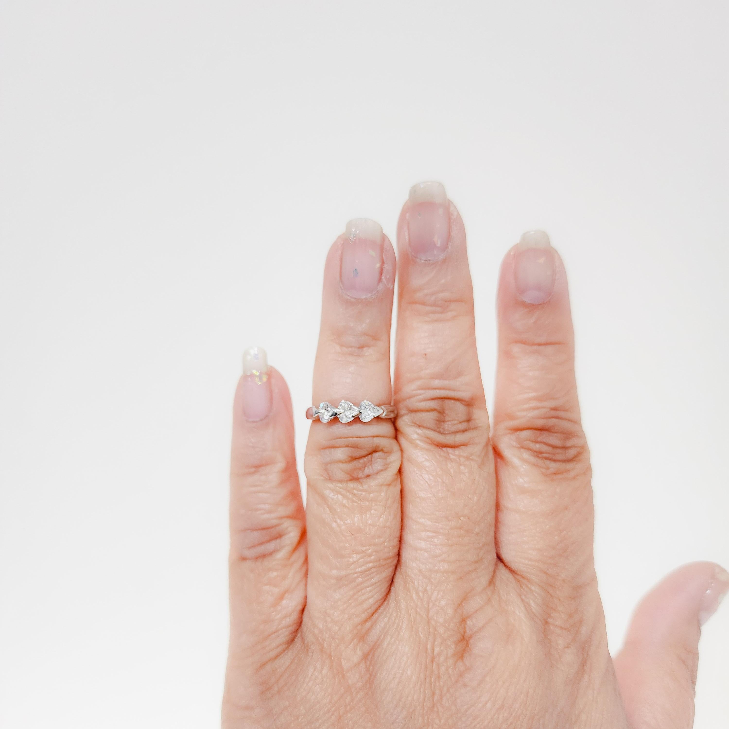 Wunderschöne 0,61 ct. weiße Diamanten in Herzform (insgesamt 3) in einer handgefertigten Platinfassung.  Ringgröße 5,75.