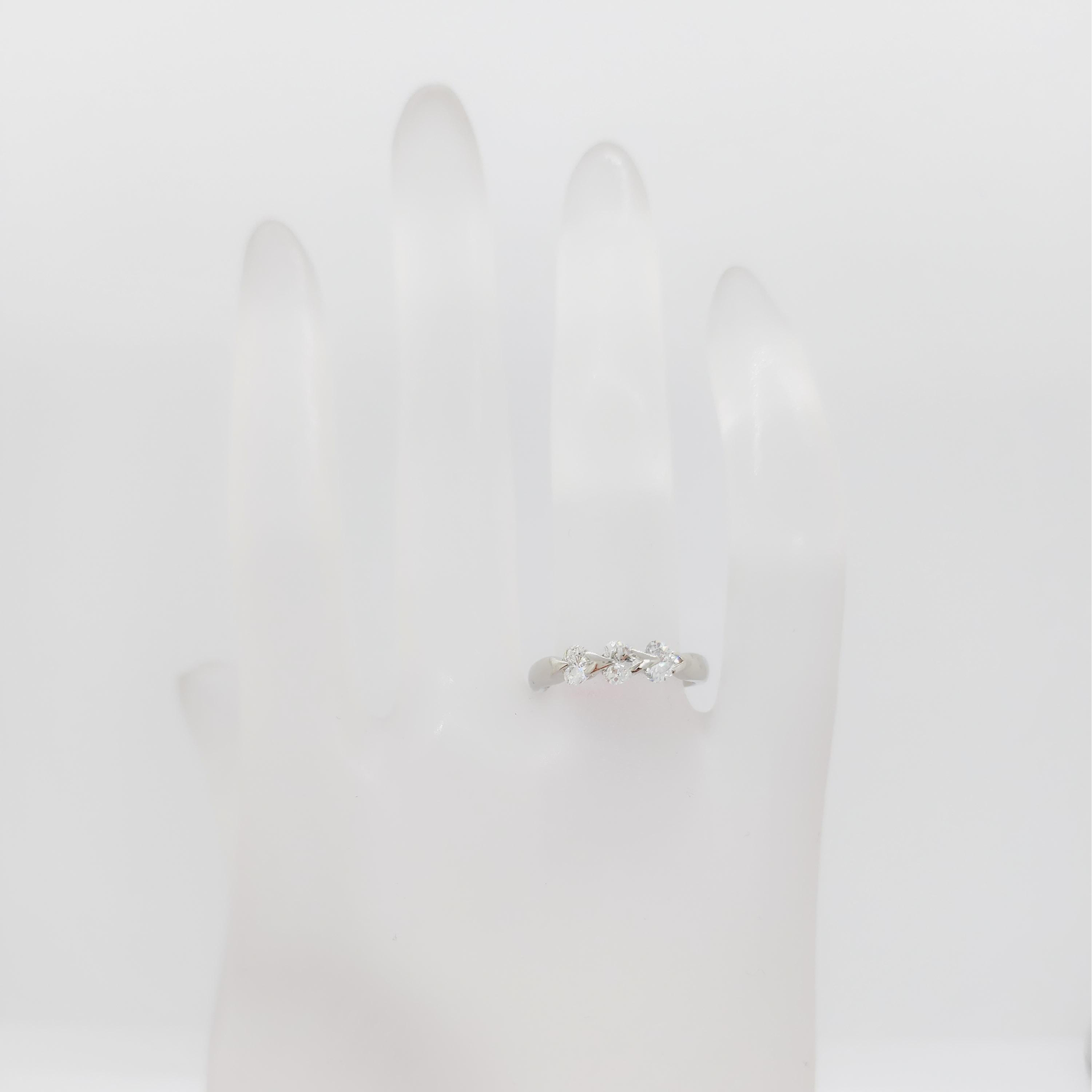 Weißer Diamant-Herzring aus Platin für Damen oder Herren im Angebot