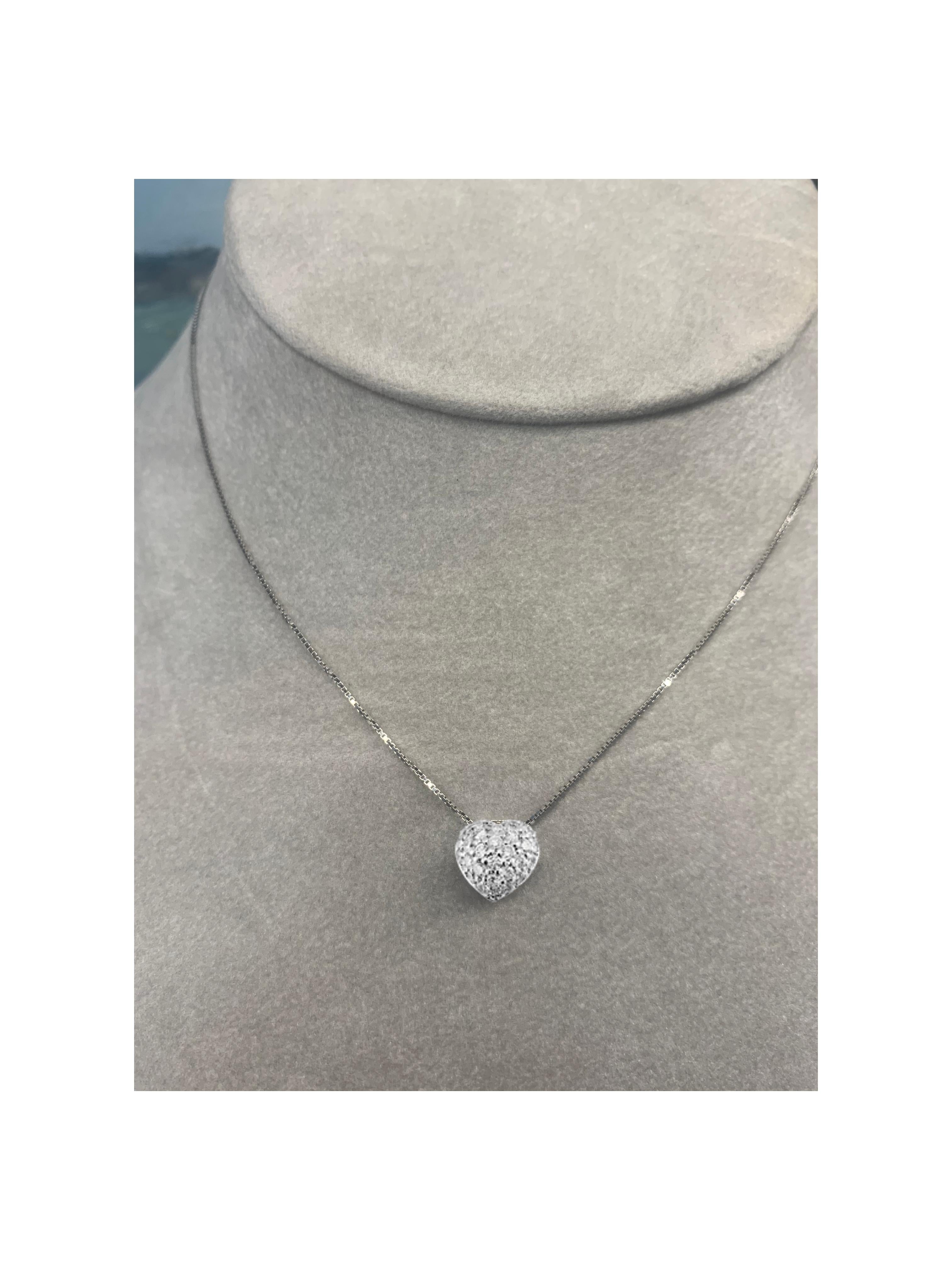 Contemporaneo Ciondolo a forma di cuore con diamante bianco in oro bianco 18 carati Made in Italy in vendita