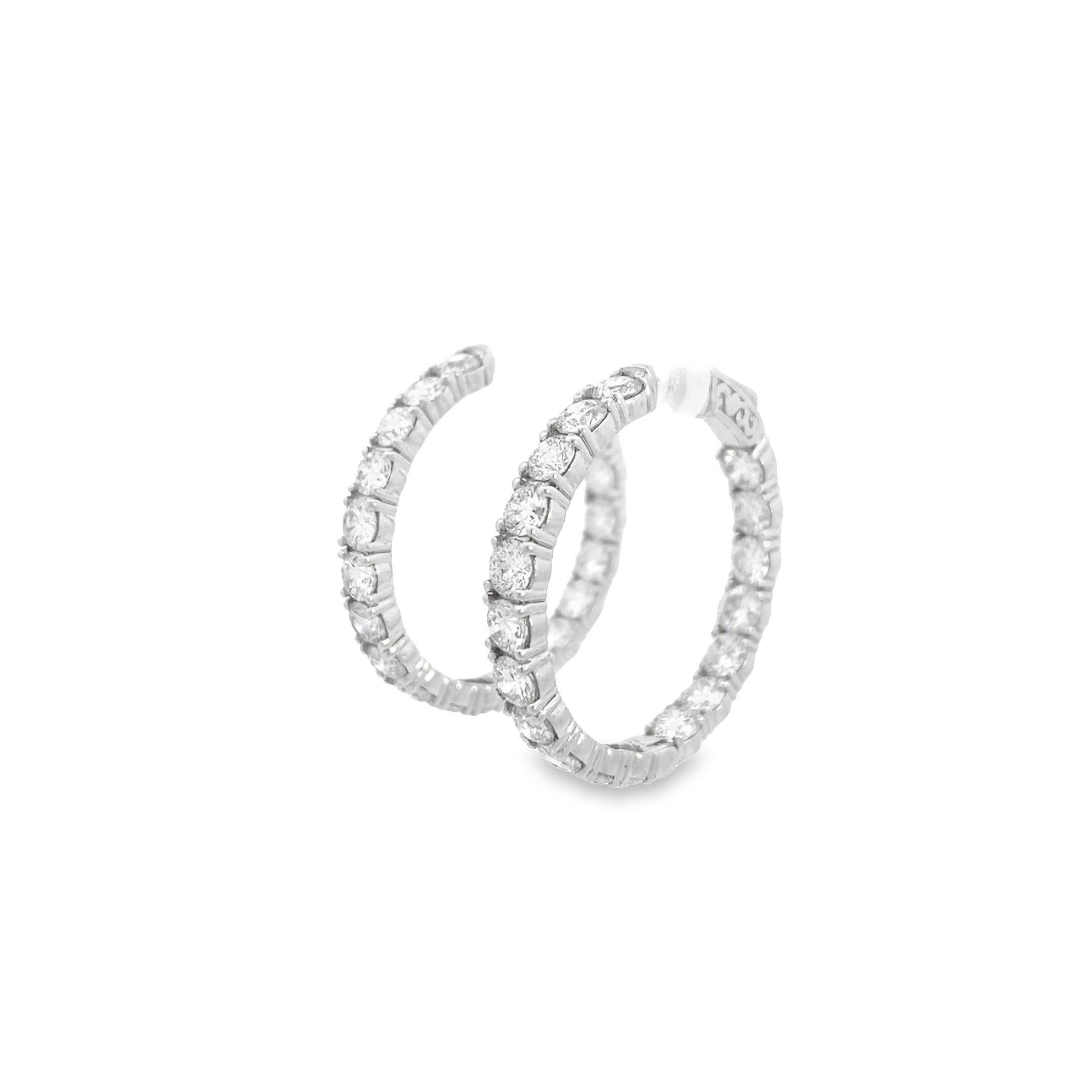 Questi splendidi orecchini a cerchio sono impreziositi da 7,3 carati di diamanti bianchi, che creano uno scintillio radioso che cattura la luce da ogni angolazione. L'eleganza senza tempo della disposizione dei diamanti garantisce a questi cerchi di
