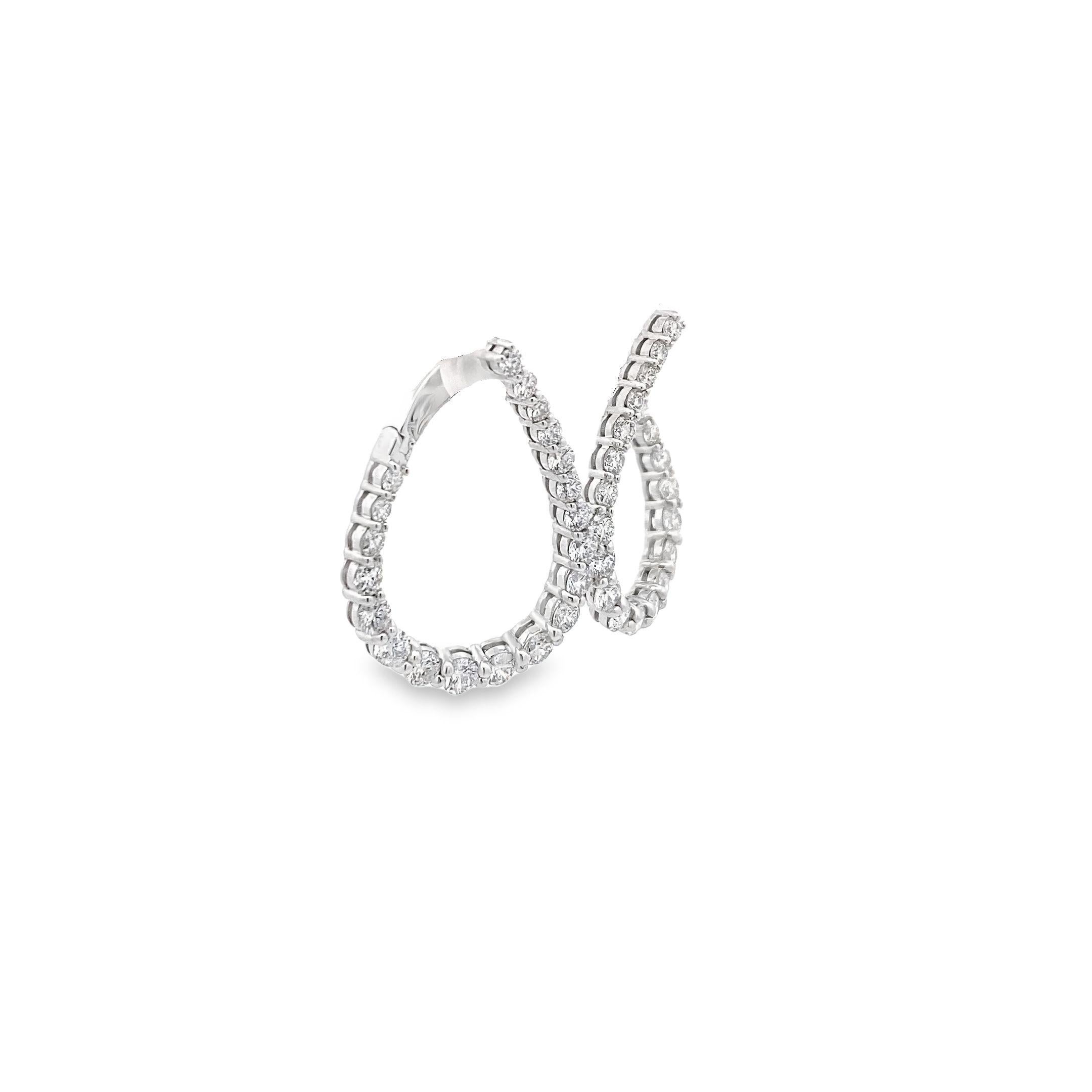 Questi eleganti orecchini a cerchio presentano 3,04 carati di scintillanti diamanti bianchi, meticolosamente incastonati per creare un'abbagliante esposizione di luce. Il loro design senza tempo aggiunge un tocco di lusso raffinato a qualsiasi