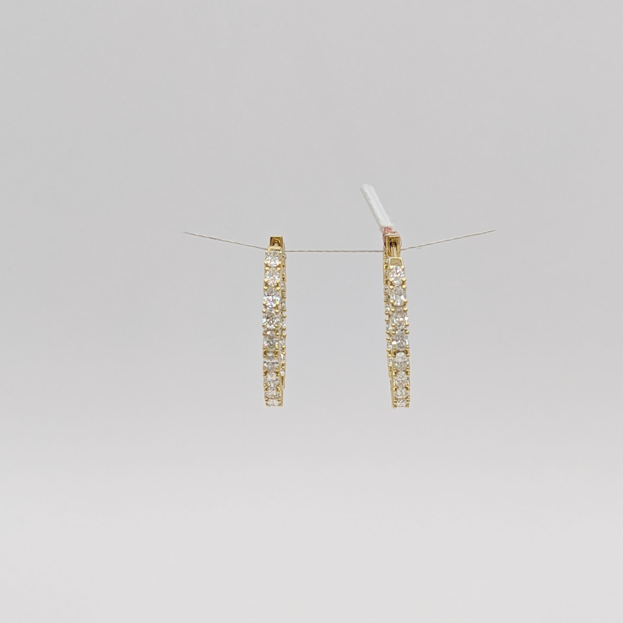 White Diamond Hoop Earrings in 18K Yellow Gold In New Condition For Sale In Los Angeles, CA