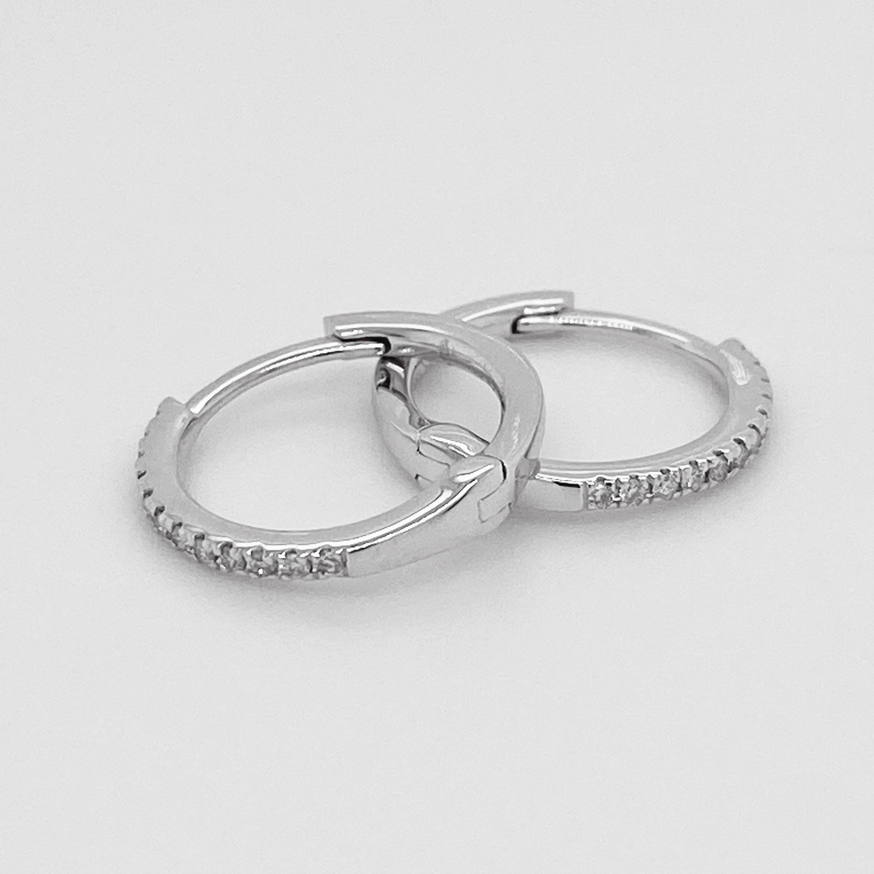 Moderne Boucles d'oreilles créoles en or blanc 18 carats et diamants blancs, petits anneaux, Huggies en vente