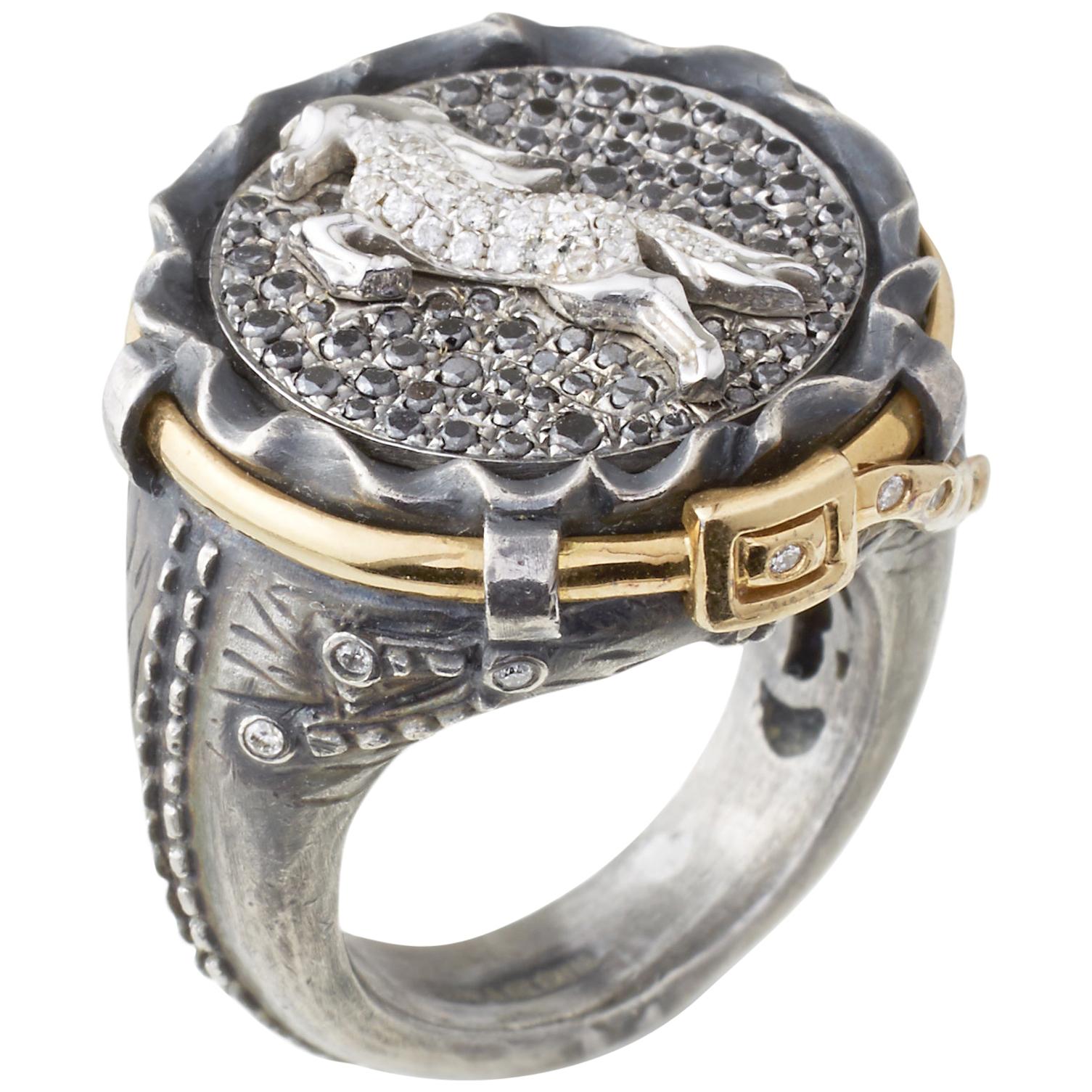 Jean-Ring mit weißem Diamantpferd im Angebot