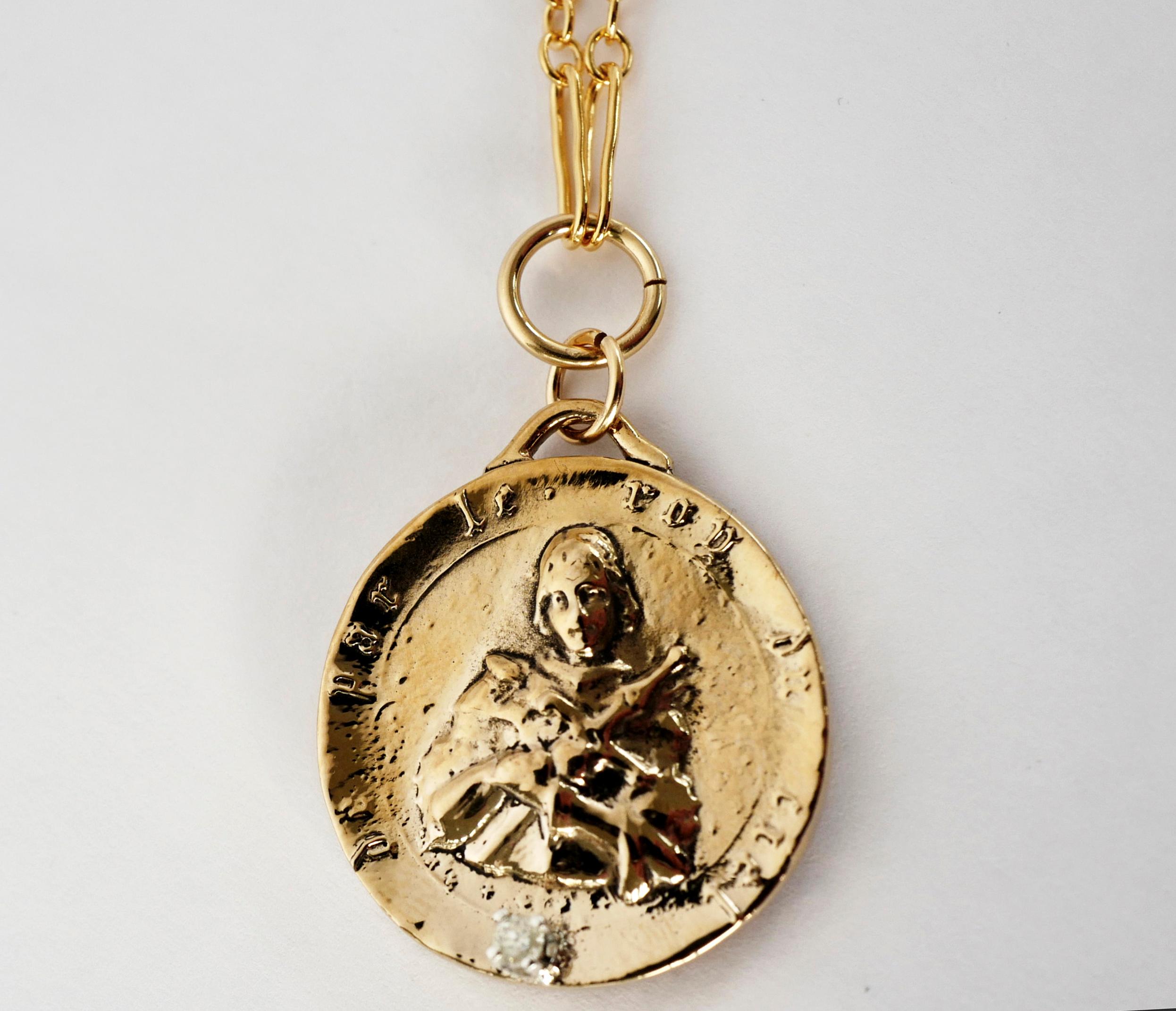 Contemporain J Dauphin, collier pendentif médaille Joan of Arc en diamants blancs avec pièce de monnaie ronde en vente
