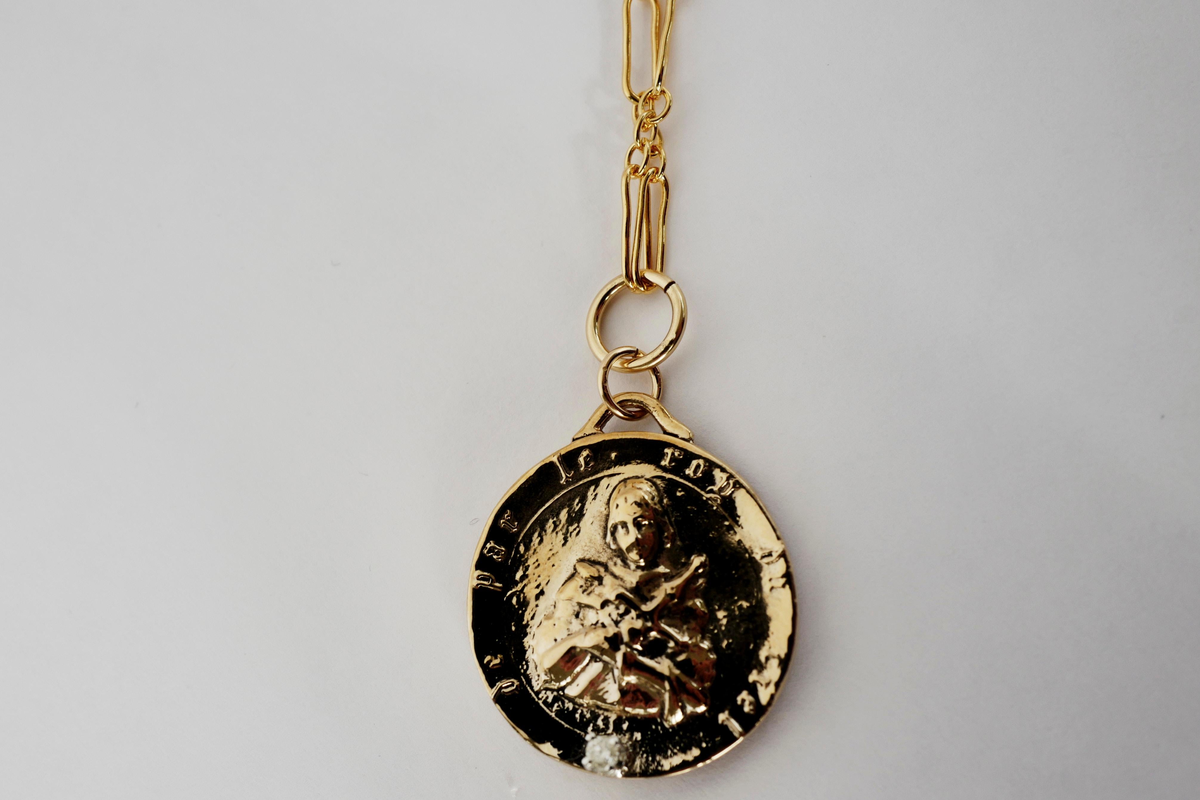 Collar de cadena con colgante redondo de diamantes blancos con medalla de Juana de Arco by J DAUPHIN en Nuevo estado para la venta en Los Angeles, CA