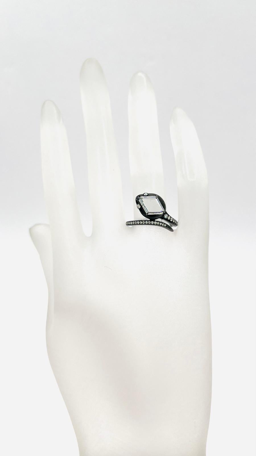 Taille losange Bague serpent en forme de cerf-volant en or 18K et rhodium noir, diamant blanc en vente