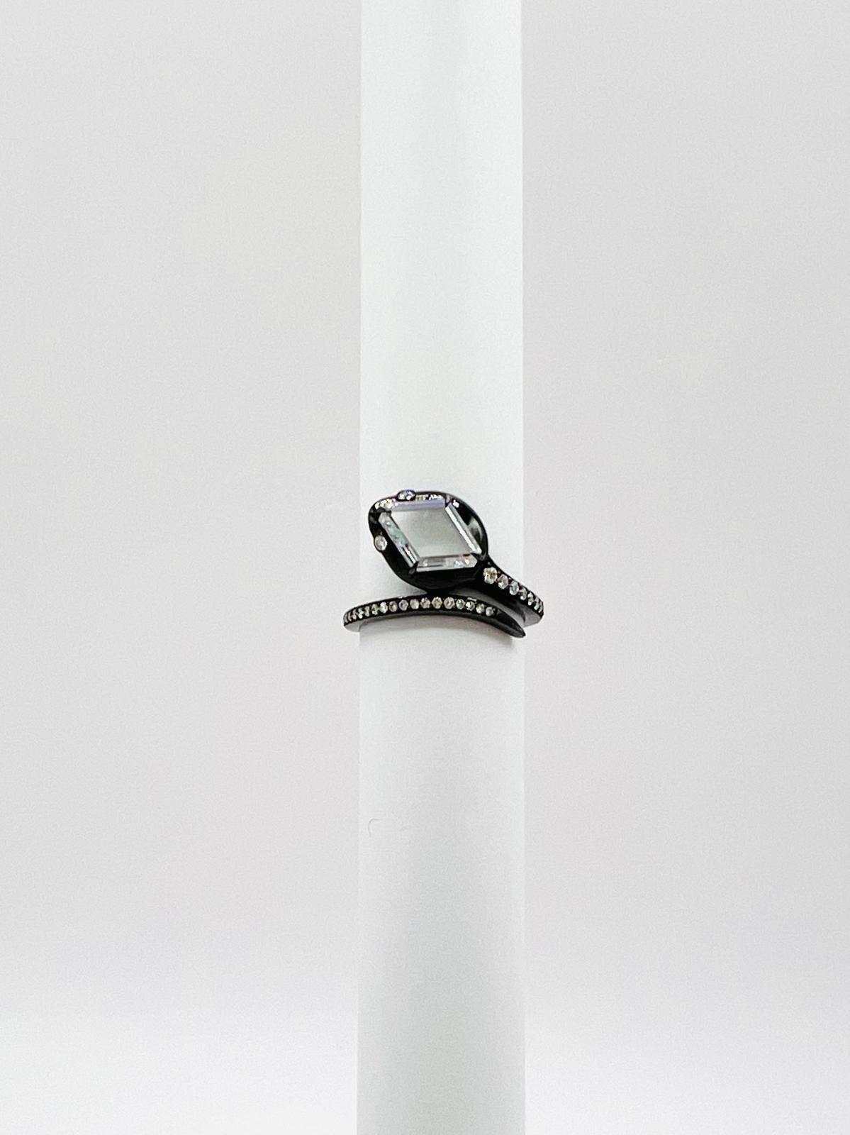 White Diamond Kite Shape Serpent Ring in 18K Gold & Black Rhodium In New Condition For Sale In Los Angeles, CA