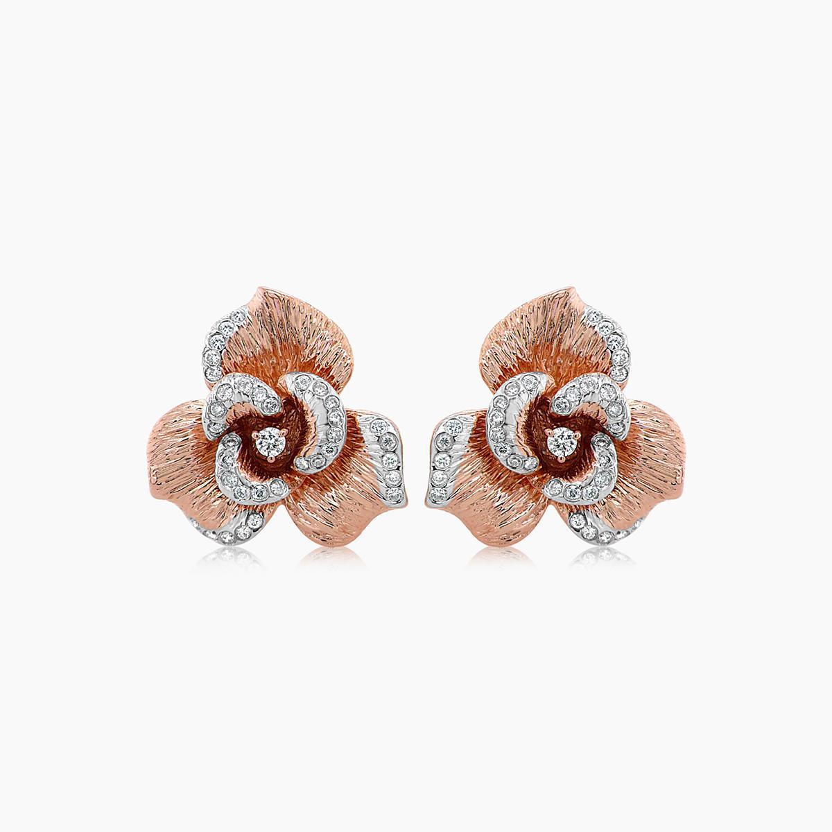 Scopri l'eleganza di questi squisiti orecchini floreali.
Realizzati con un'attenzione meticolosa ai dettagli, presentano diamanti bianchi scintillanti che accentuano gli intricati petali in oro rosa.
La combinazione di oro 18 carati, oro bianco e